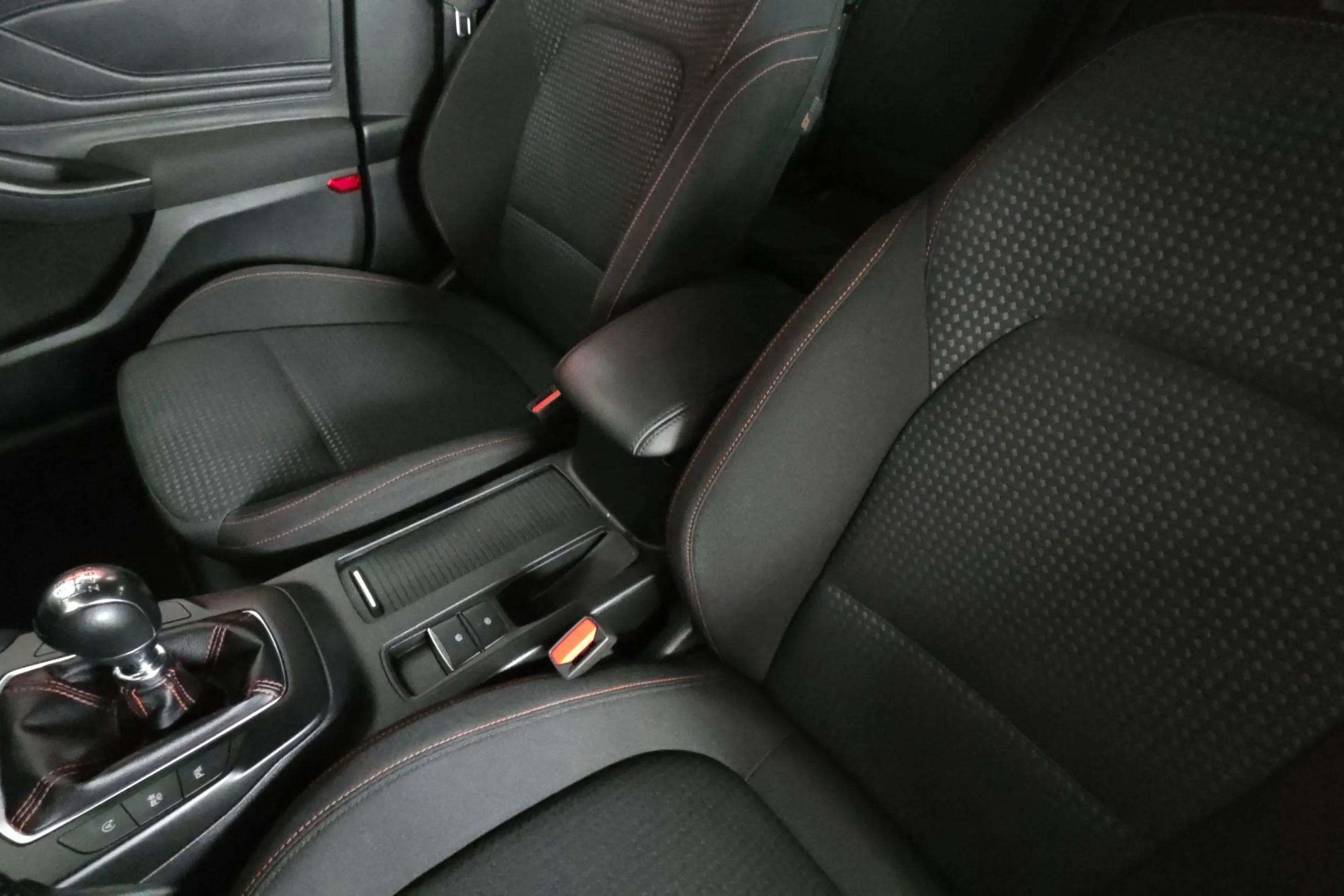 Ford Focus 1.0 EcoBoost MHEV ST-Line - foto 16