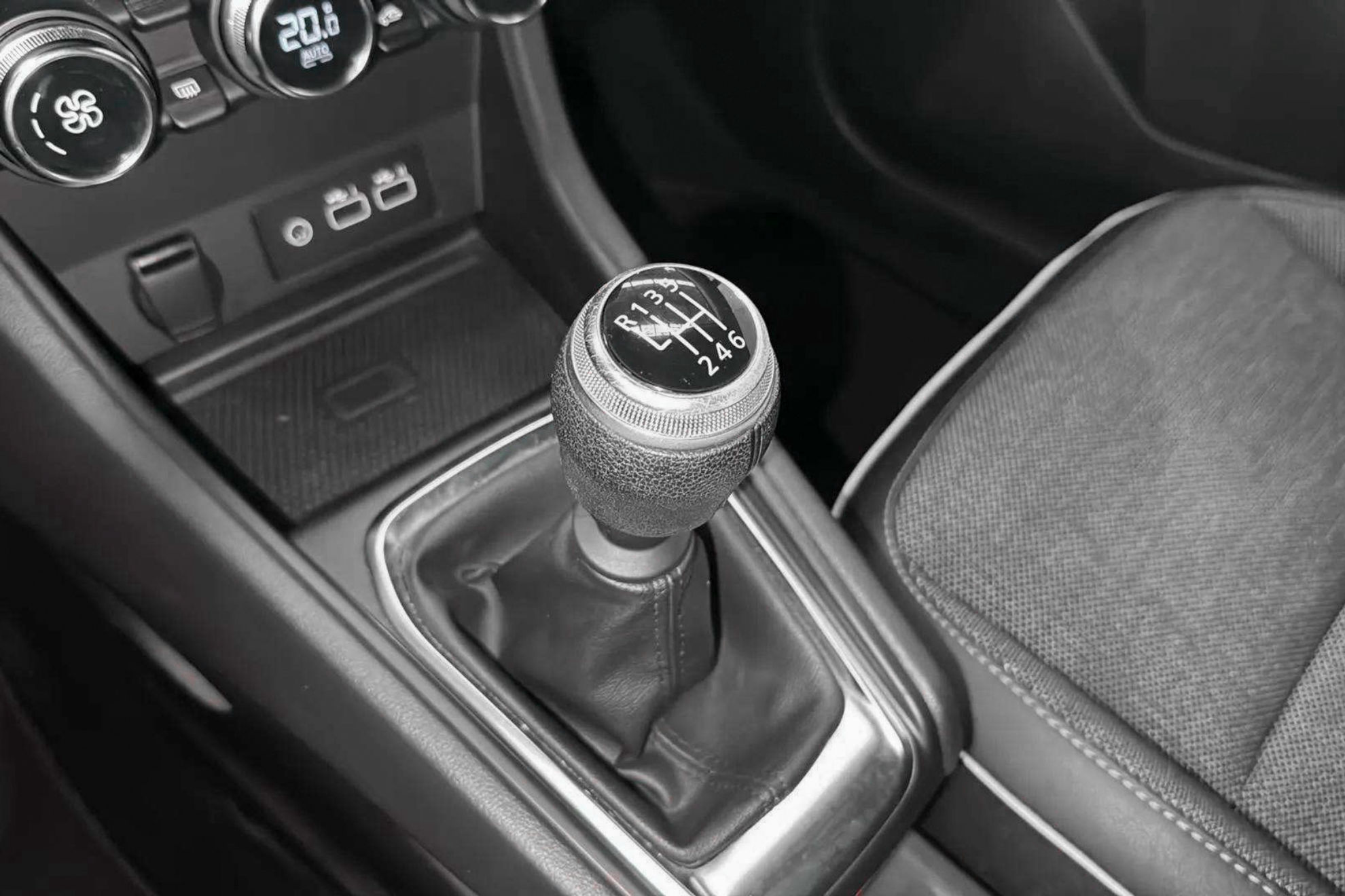 Renault Captur techno TCe - foto 34