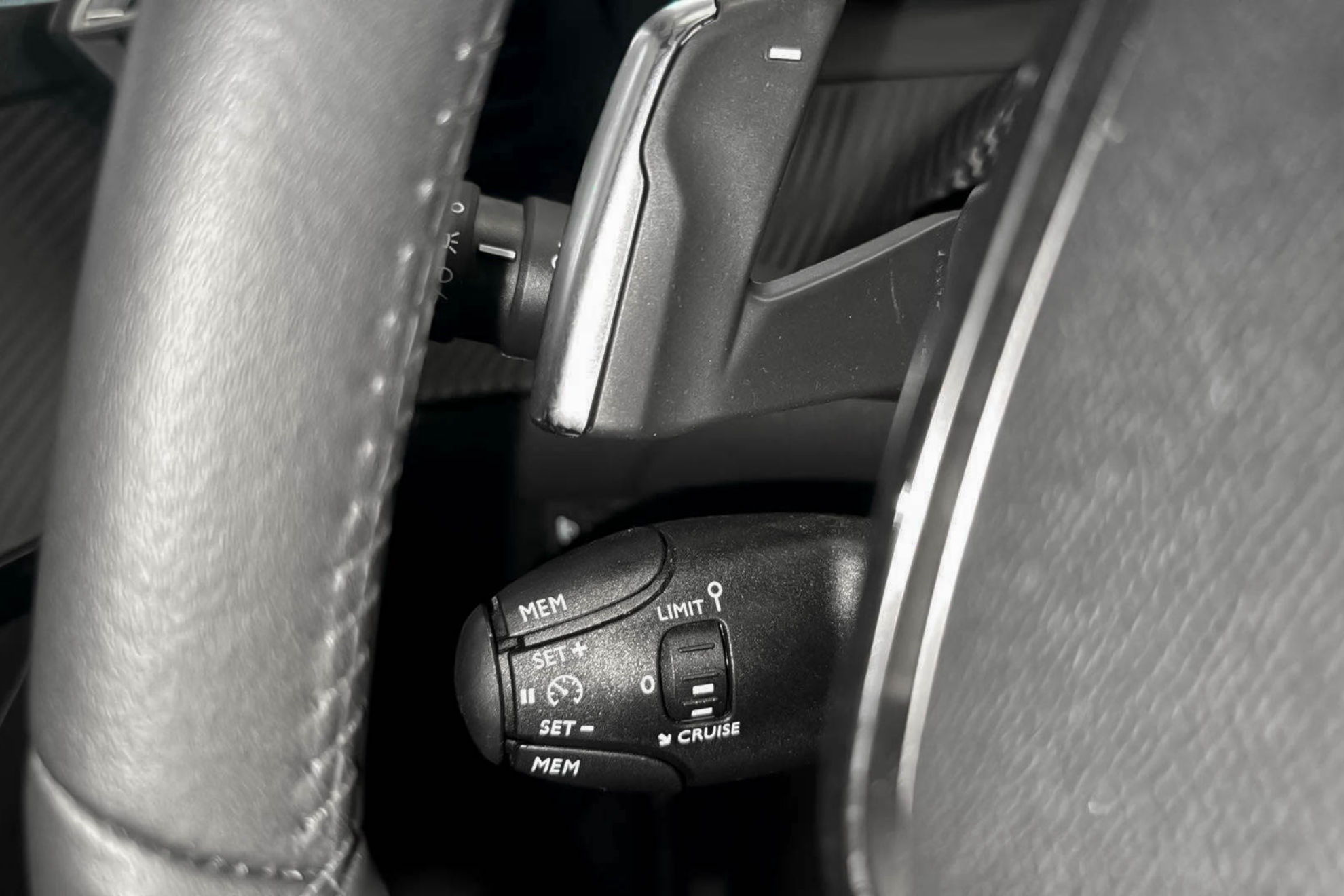 Peugeot 208 Allure Hybrid 110 eDCS6 - foto 24