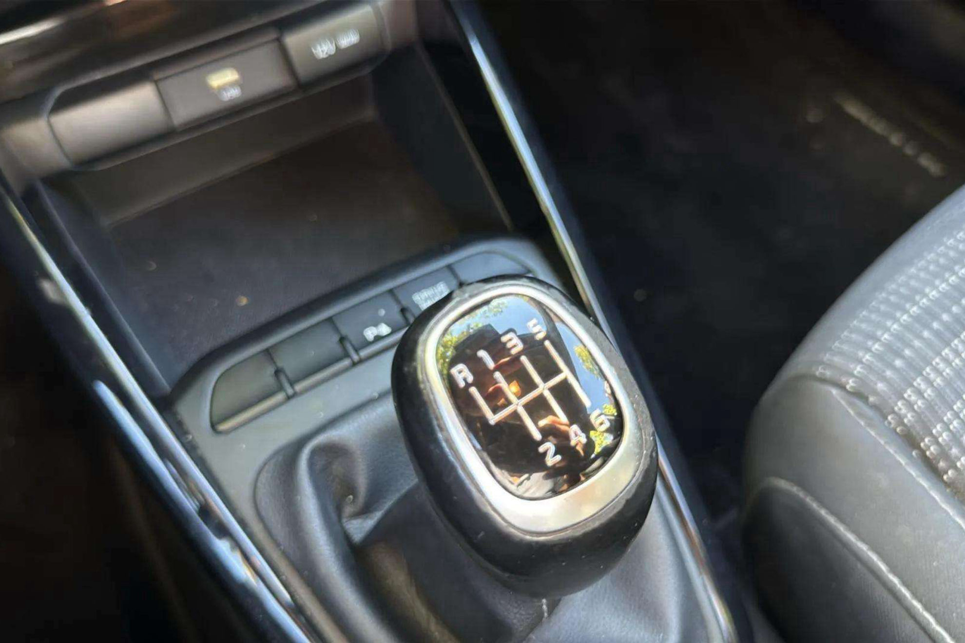 Kia Stonic 1.0 T-GDi MHEV iMT Drive - foto 30