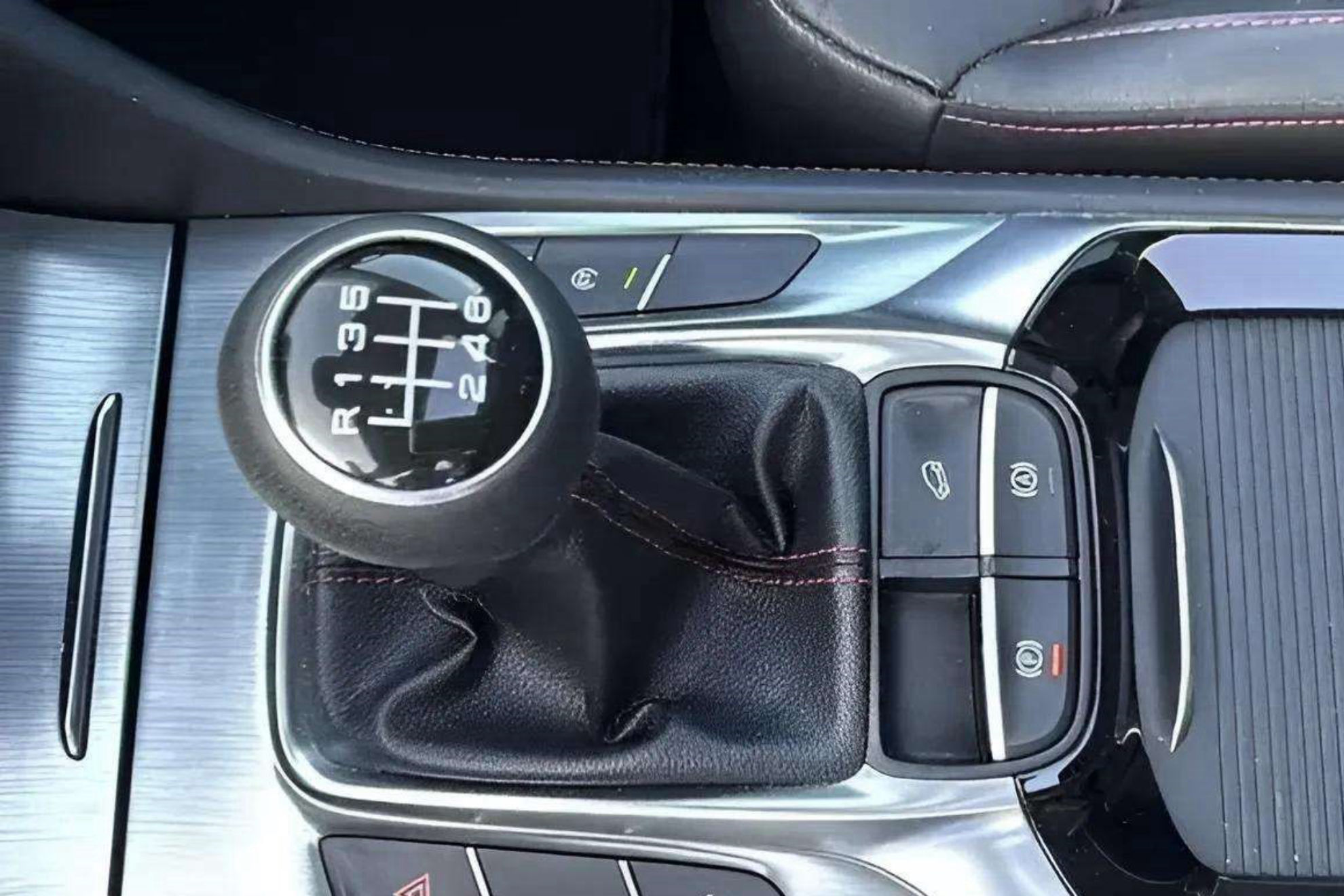 MG HS 1.5 Turbo GDI Luxury - foto 12