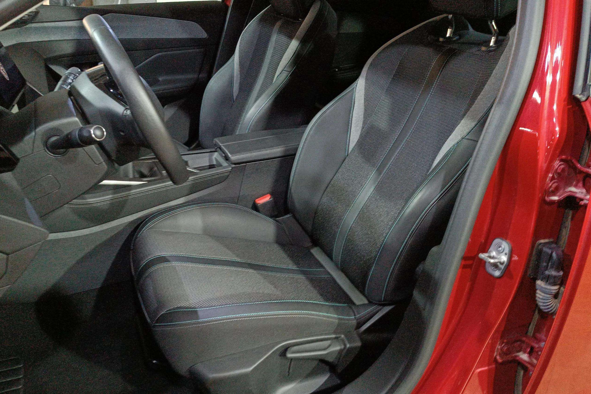 Peugeot 308 Allure PureTech 130 EAT8 - foto 11