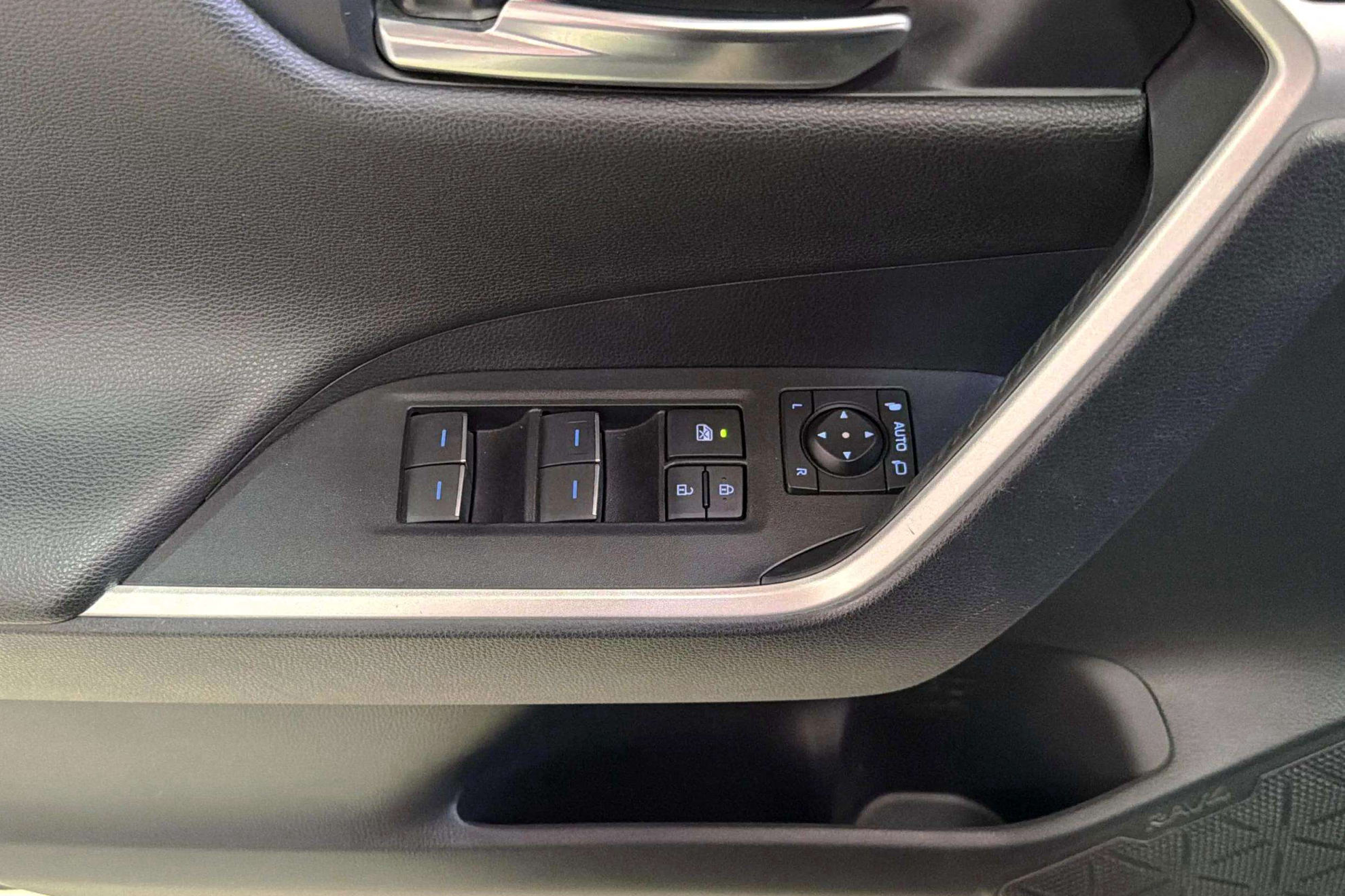 Toyota RAV4 2.5l 220H Advance - foto 14