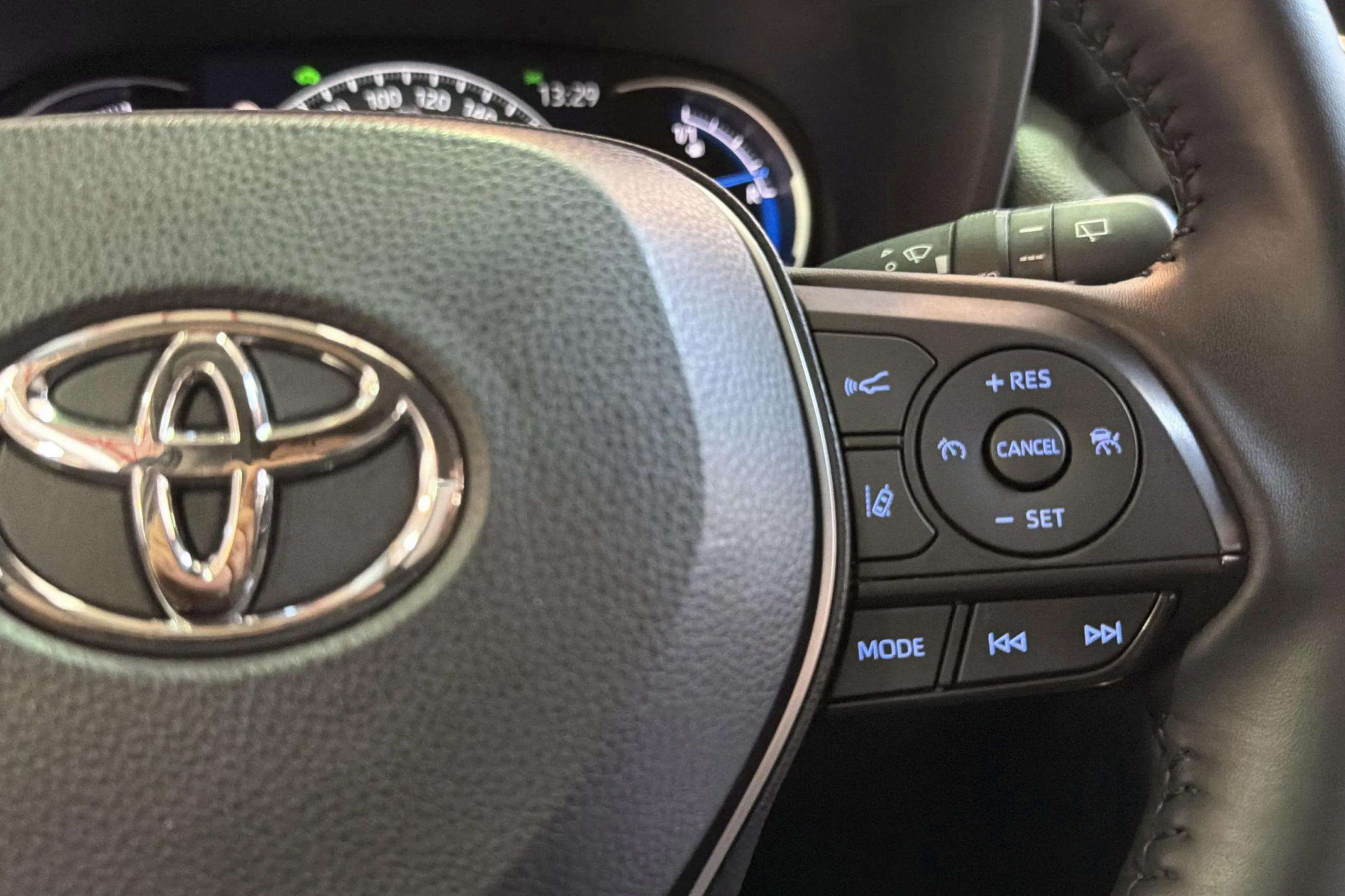 Toyota RAV4 2.5l 220H Advance - foto 19