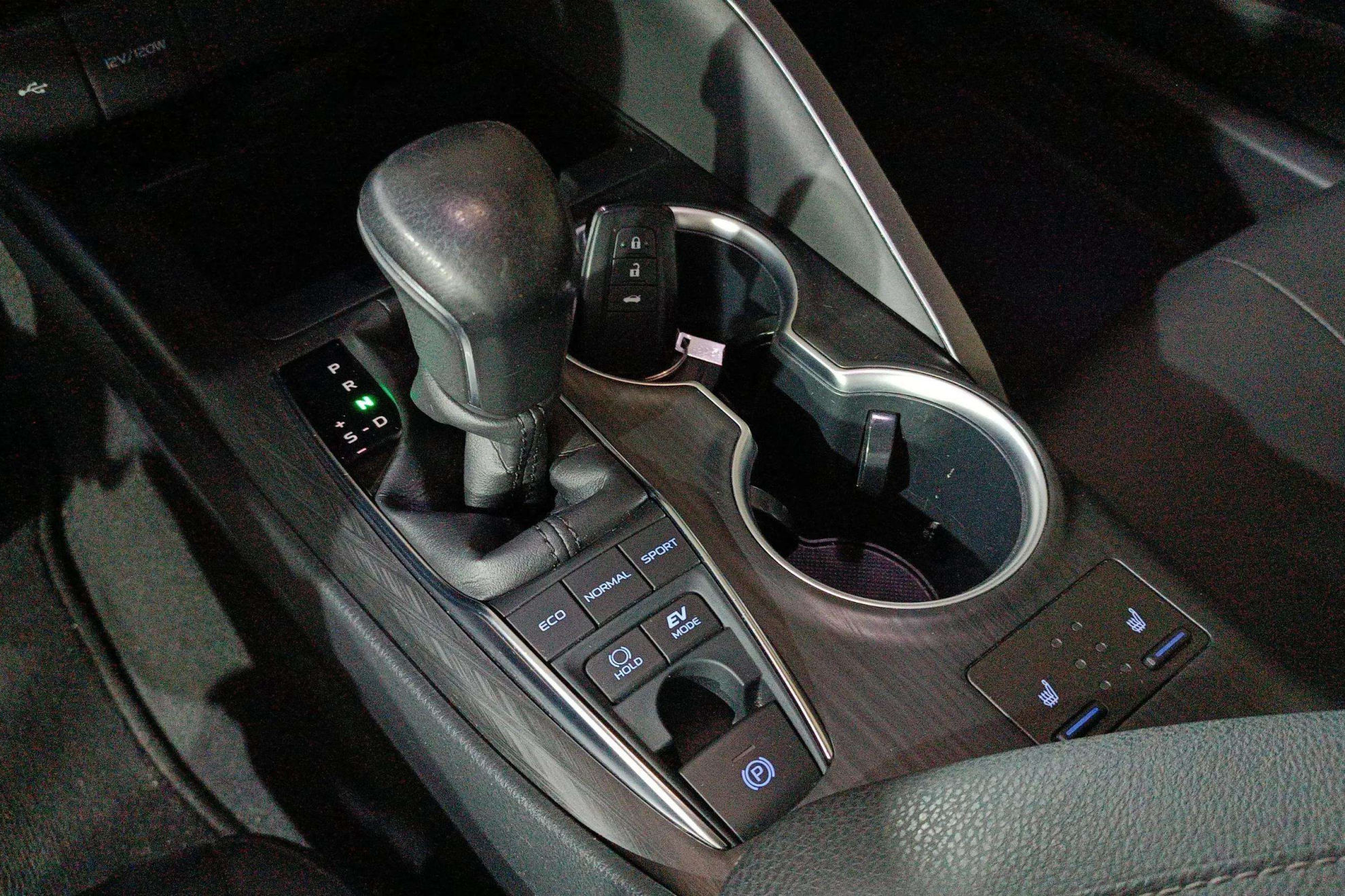 Toyota Camry 2.5 220H Luxury - foto 23