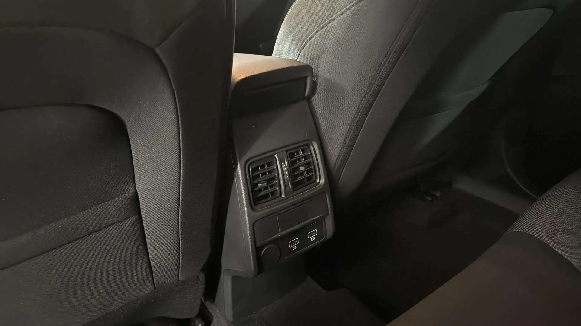 Renault Arkana Evolution TCe EDC mild hybr - foto 24