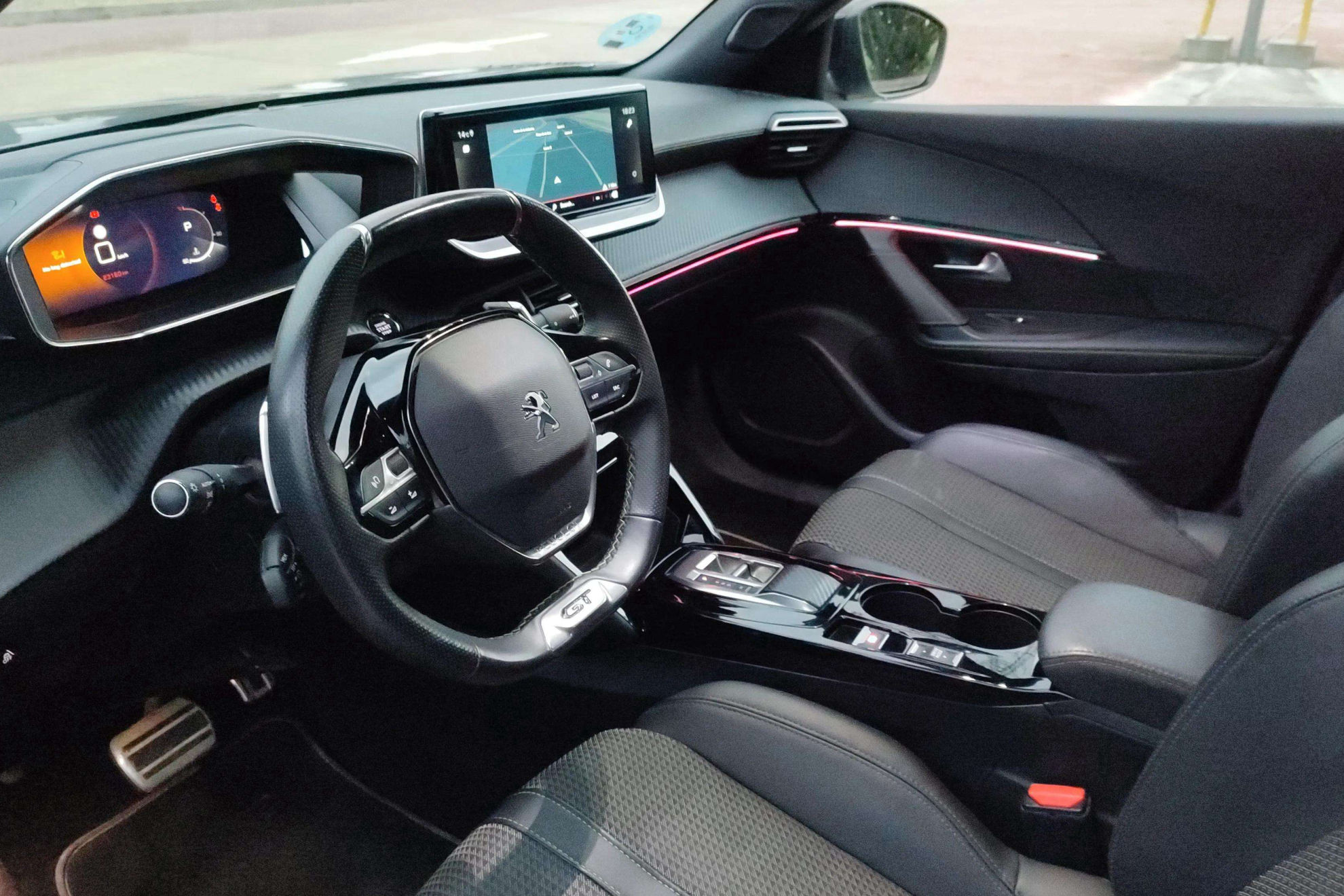 Peugeot 2008 GT BlueHDi 130 EAT8 - foto 14