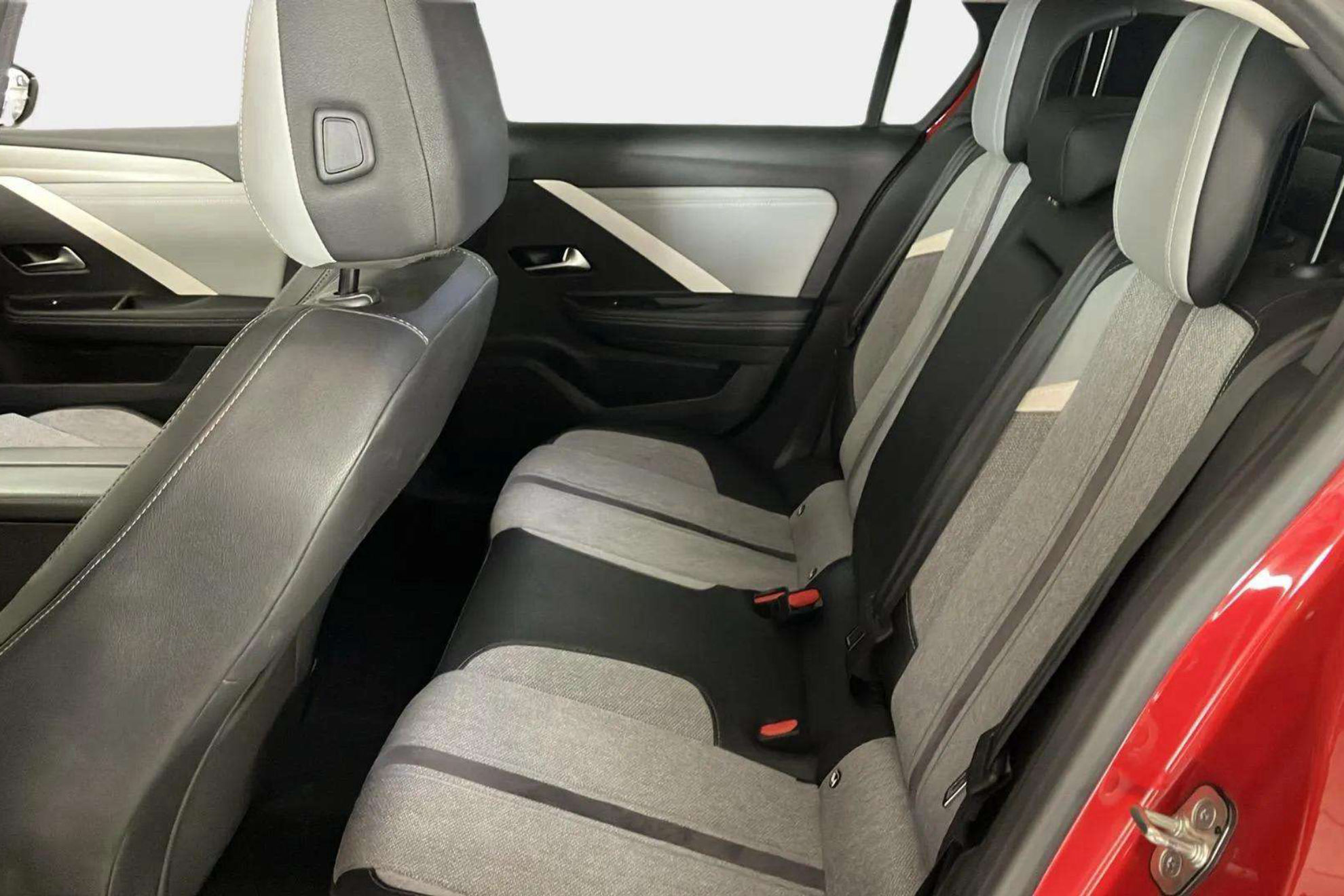 Opel Astra 1.2T XHT Elegance - foto 9