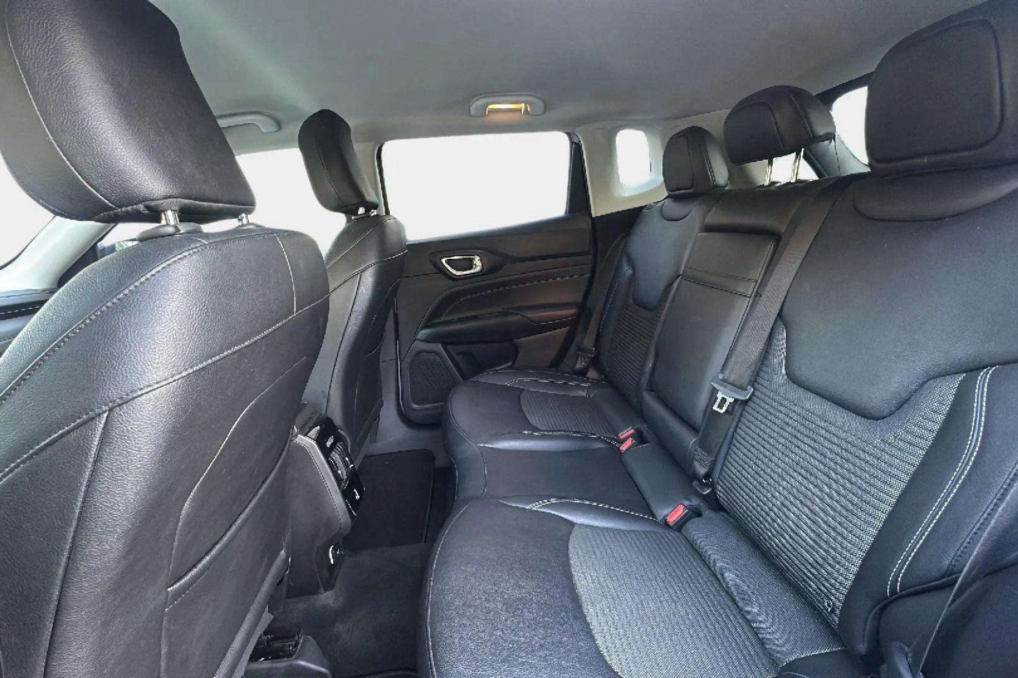 Jeep Compass 1.6 Mjet Night Eagle FWD - foto 13