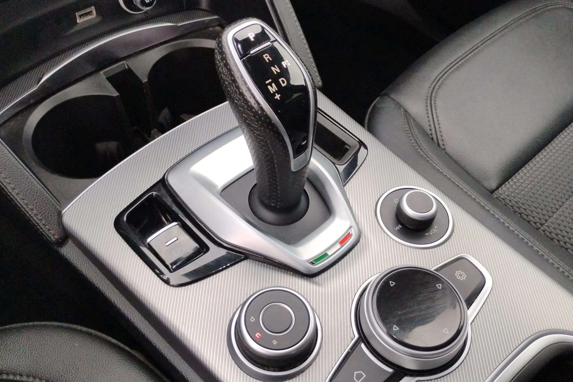 Alfa Romeo Stelvio 2.0 Gasolina Sprint Q4 - foto 14