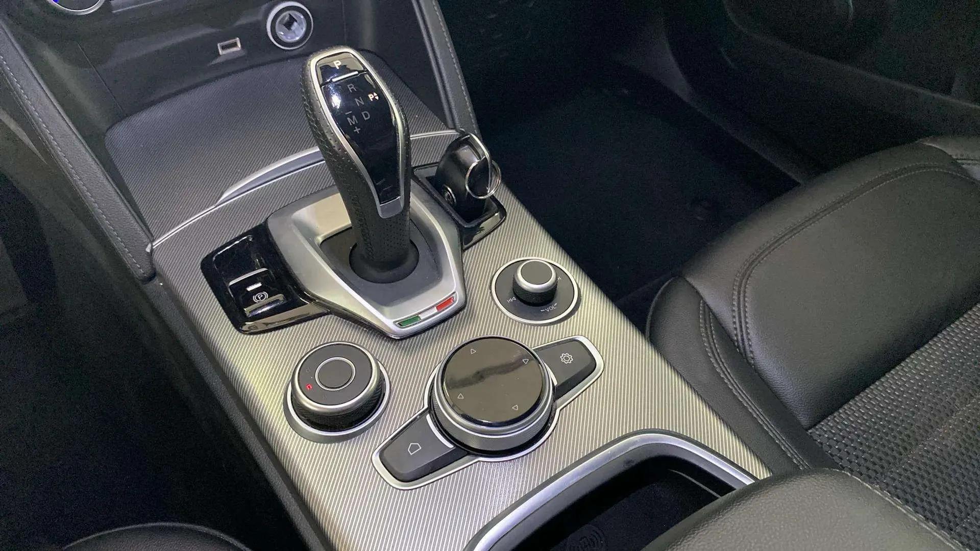 Alfa Romeo Stelvio 2.0 Gasolina Sprint Q4 - foto 27