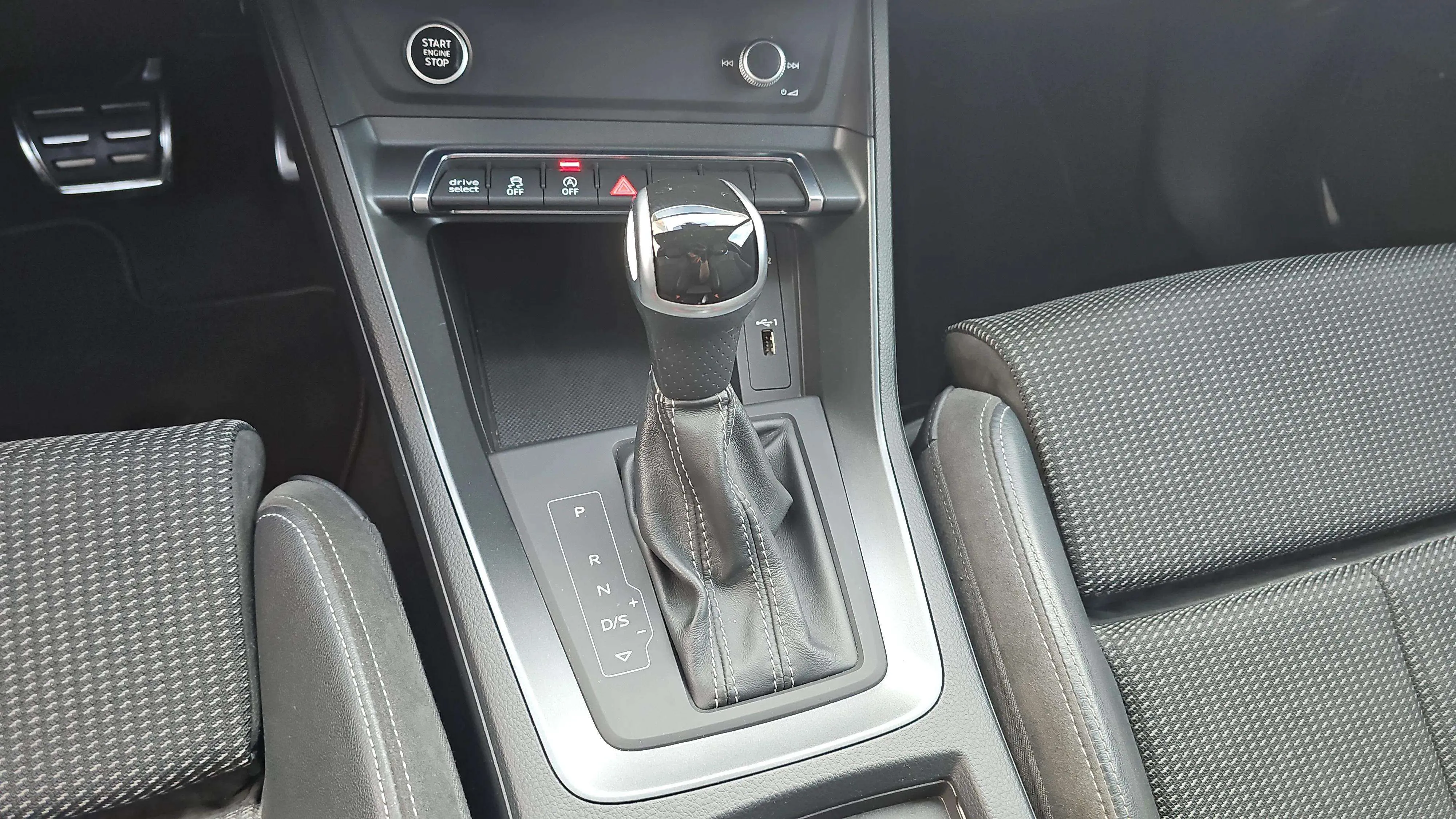 Audi Q3 40 TDI S tronic quattro Black Line - foto 32