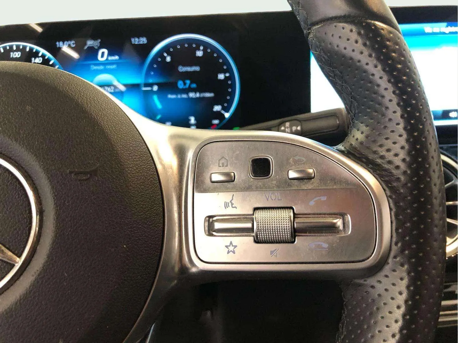 Mercedes-Benz GLA 200 D - foto 18