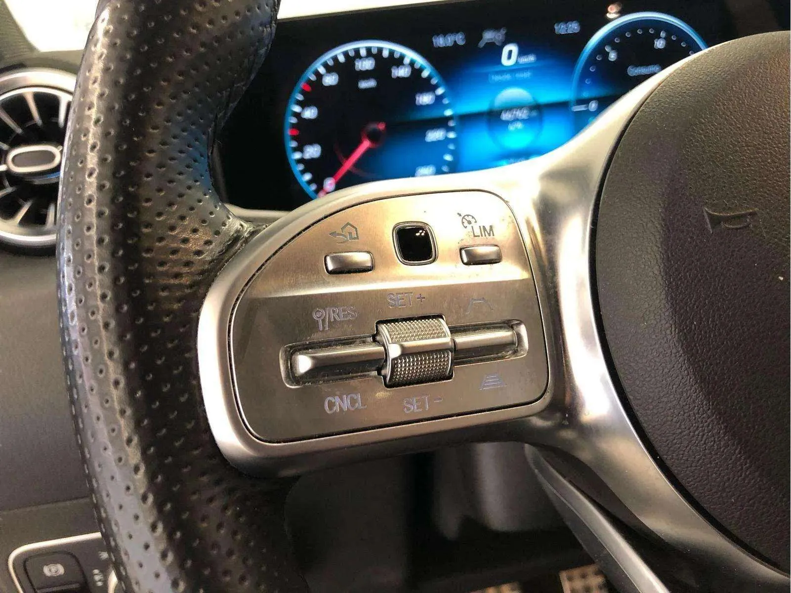 Mercedes-Benz GLA 200 D - foto 17