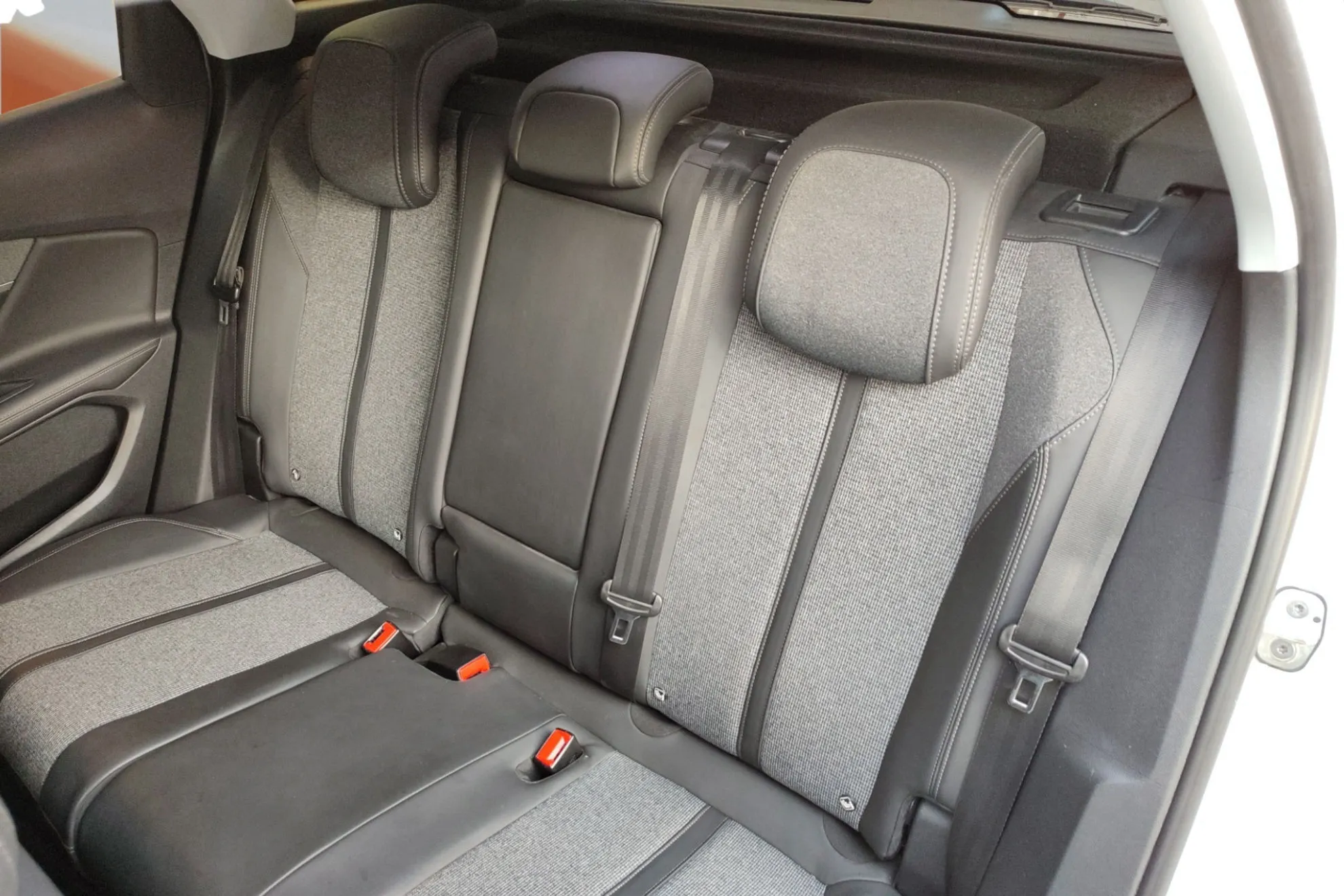 Peugeot 3008 1.2 PureTech Allure EAT6 - foto 13