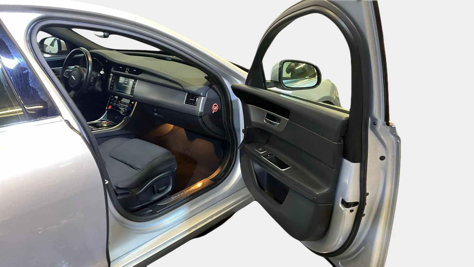 Jaguar XF 2.0D R-Sport - foto 17