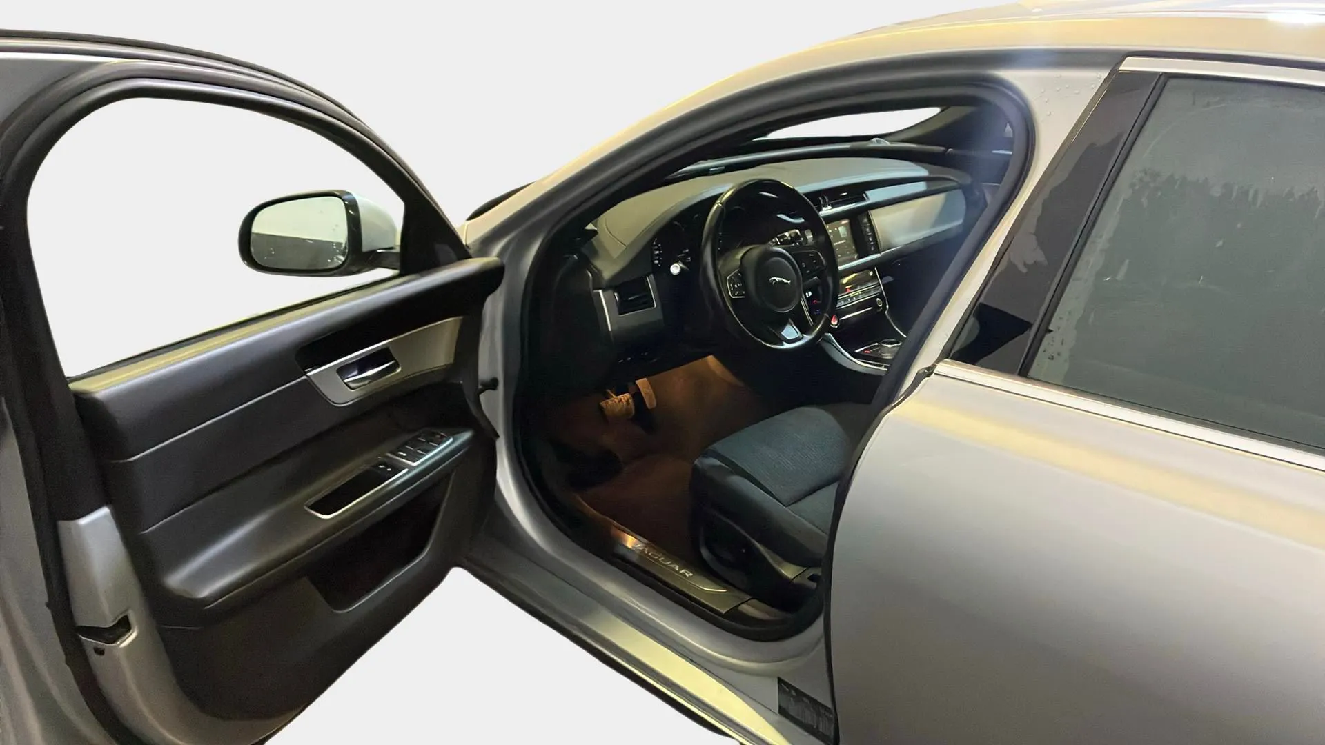 Jaguar XF 2.0D R-Sport - foto 18