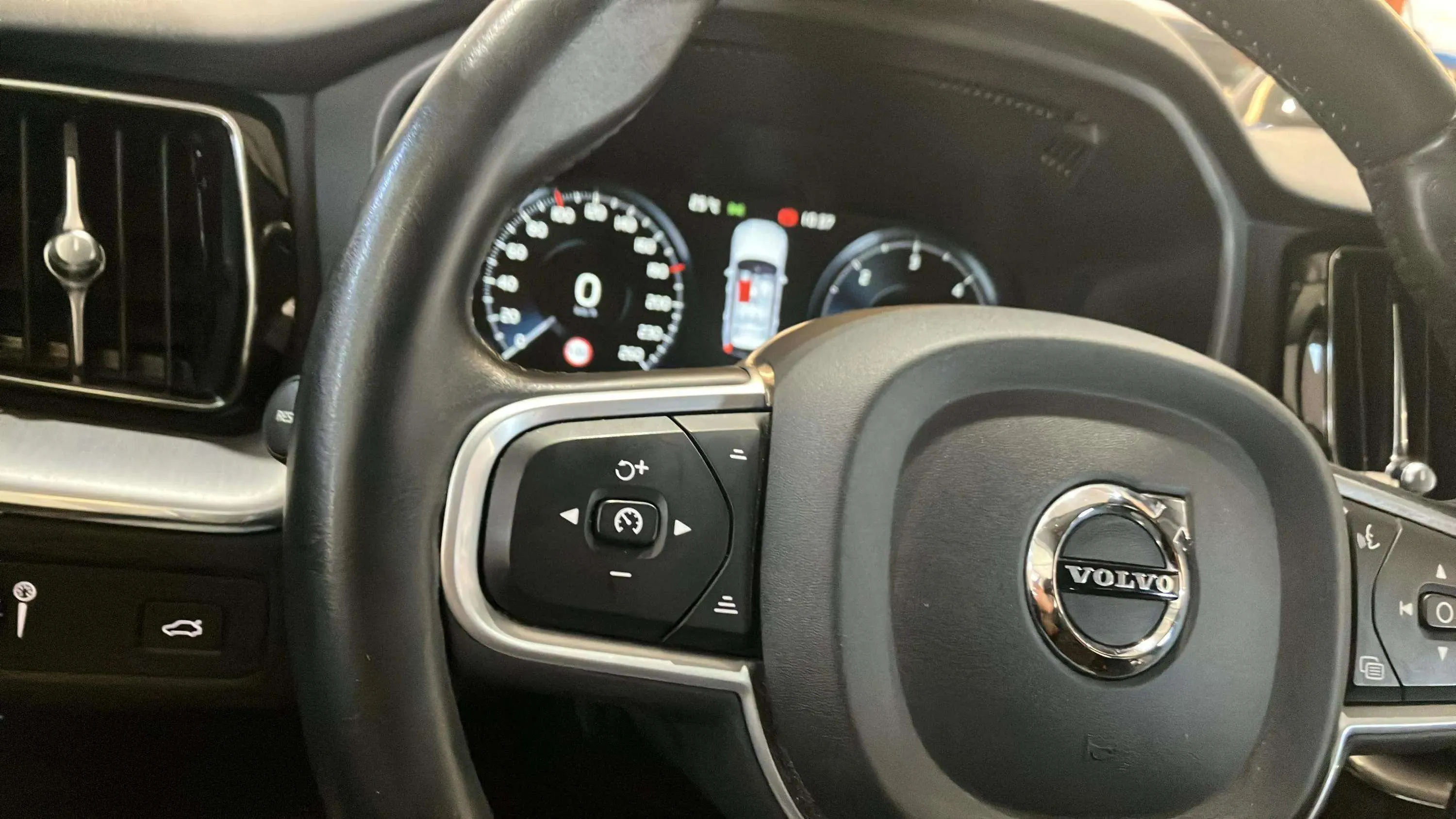 Volvo XC60 2.0 B4 D Momentum - foto 11