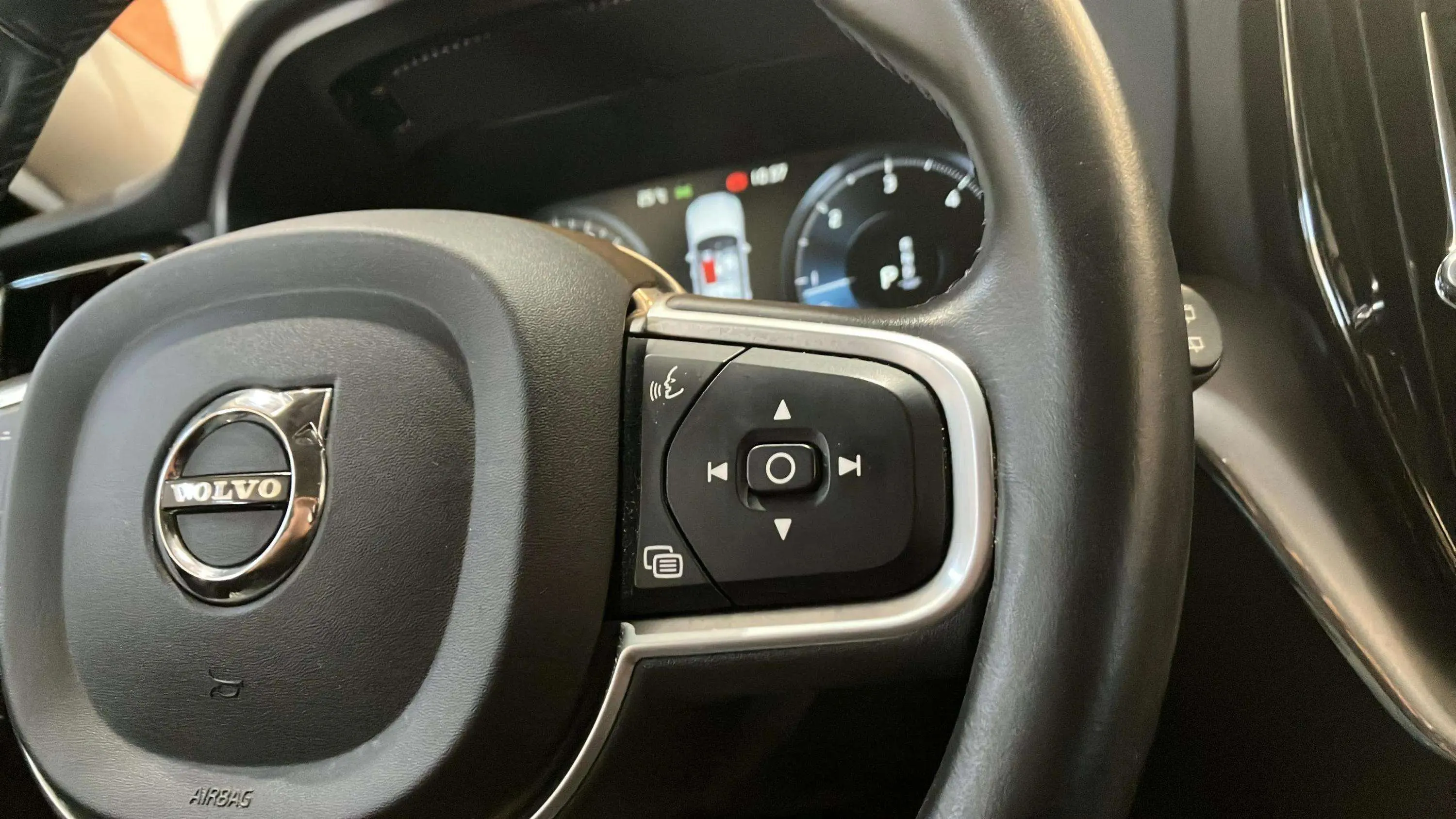 Volvo XC60 2.0 B4 D Momentum - foto 13