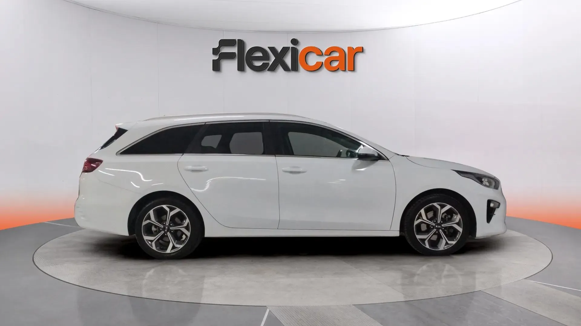 Kia Ceed Tourer 1.6 MHEV Tech DCT - foto 4