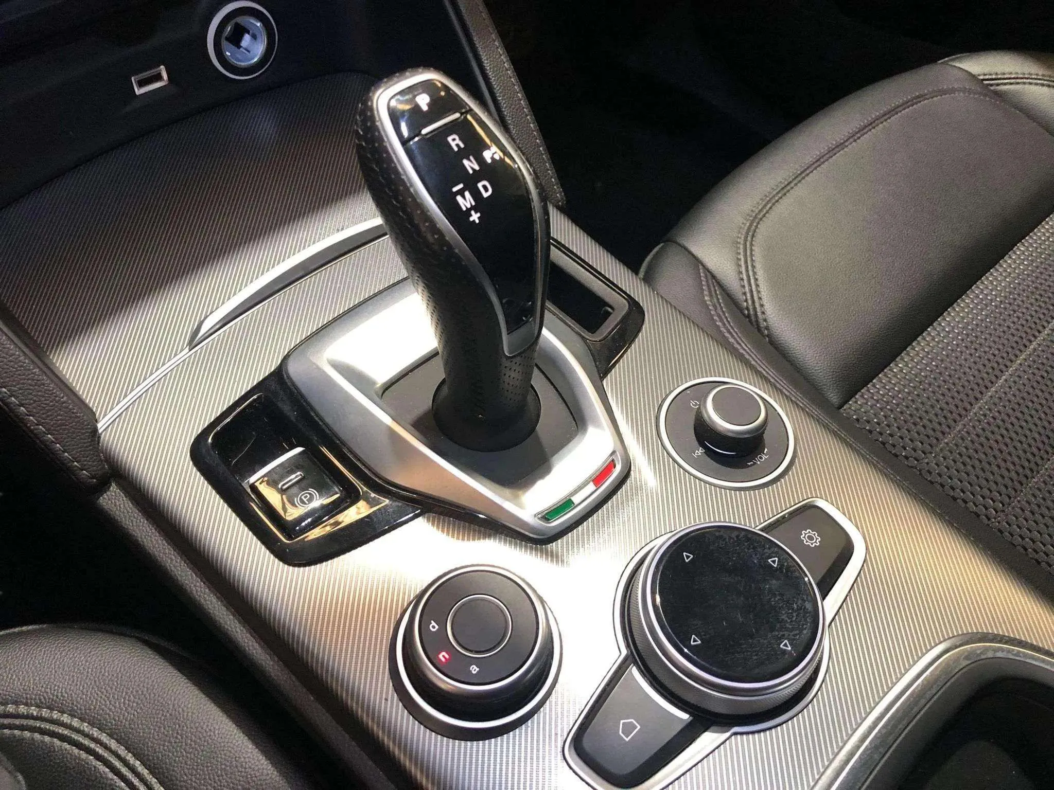 Alfa Romeo Stelvio 2.0 Gasolina Sprint Q4 - foto 11