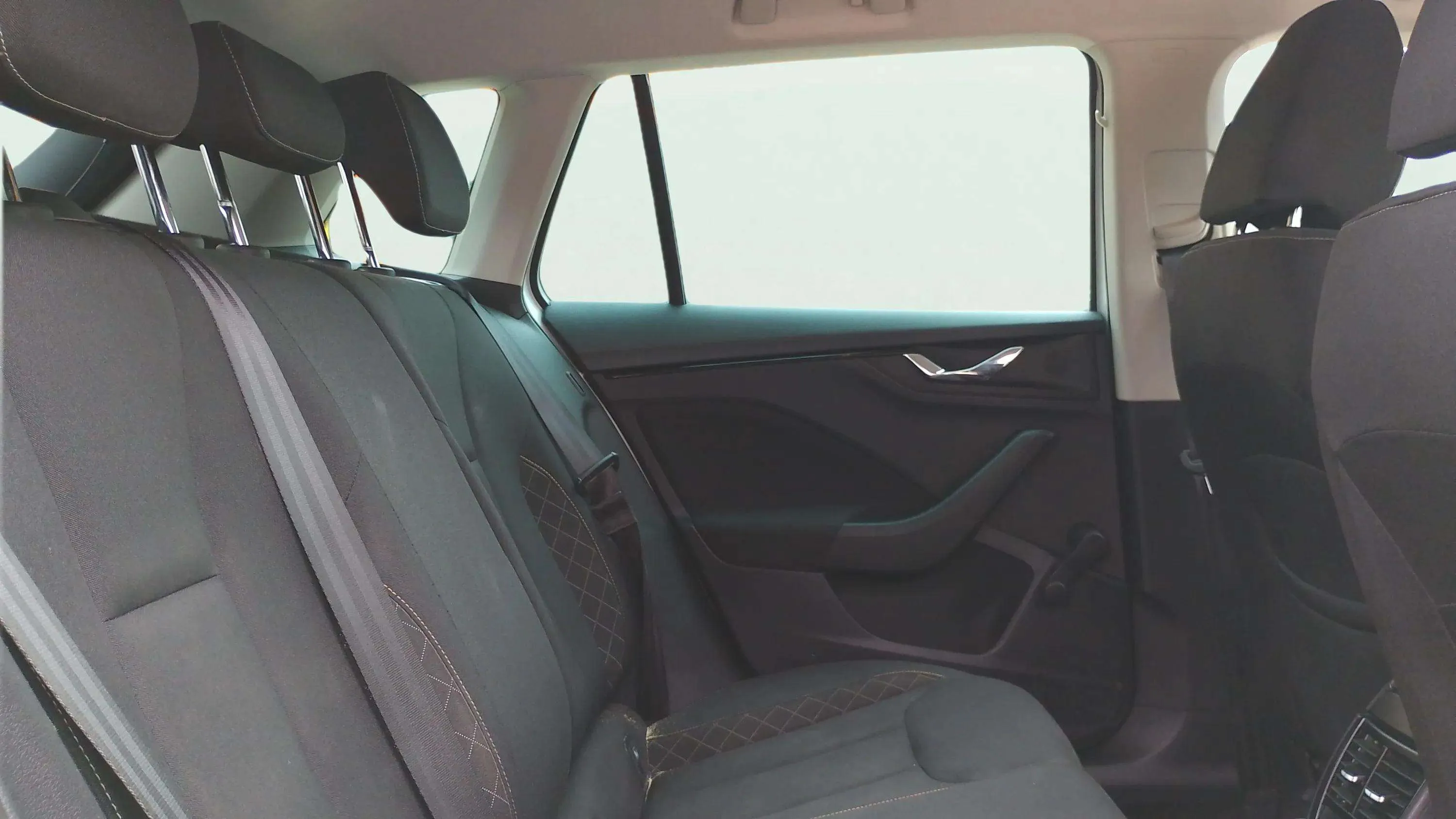 Škoda Kamiq 1.5 TSI DSG Ambition - foto 10