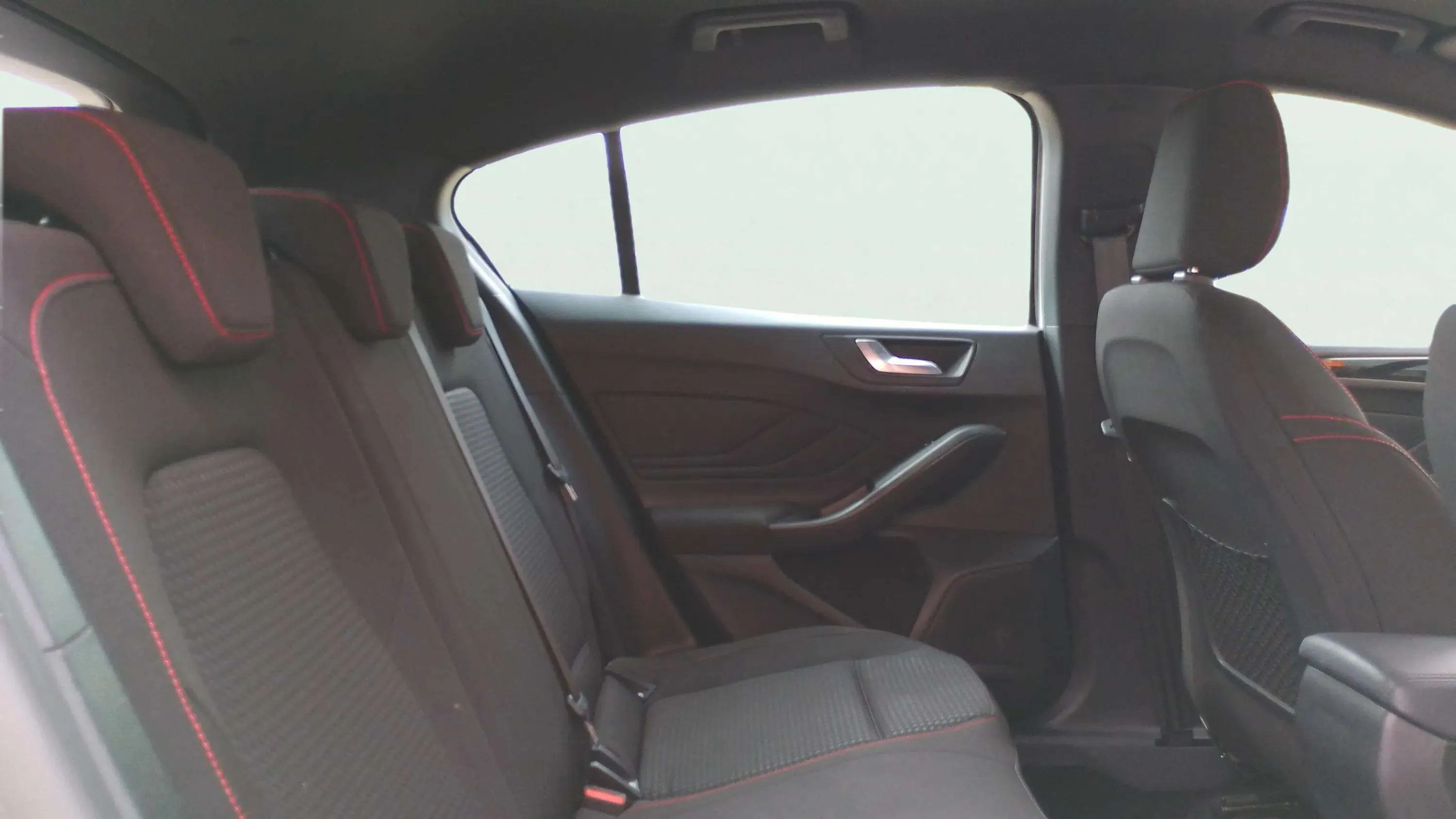 Ford Focus 1.0 EcoBoost MHEV ST-Line - foto 9