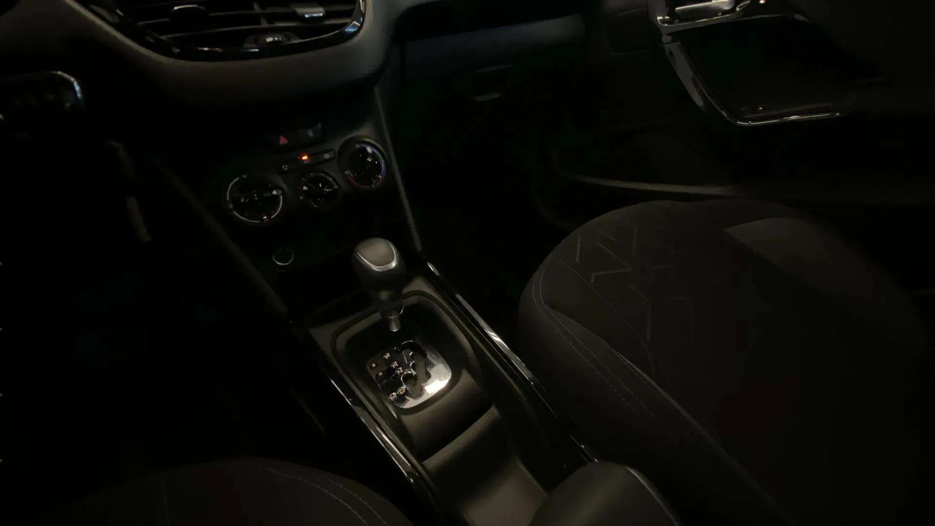 Peugeot 2008 Allure PureTech 130 EAT6 - foto 14