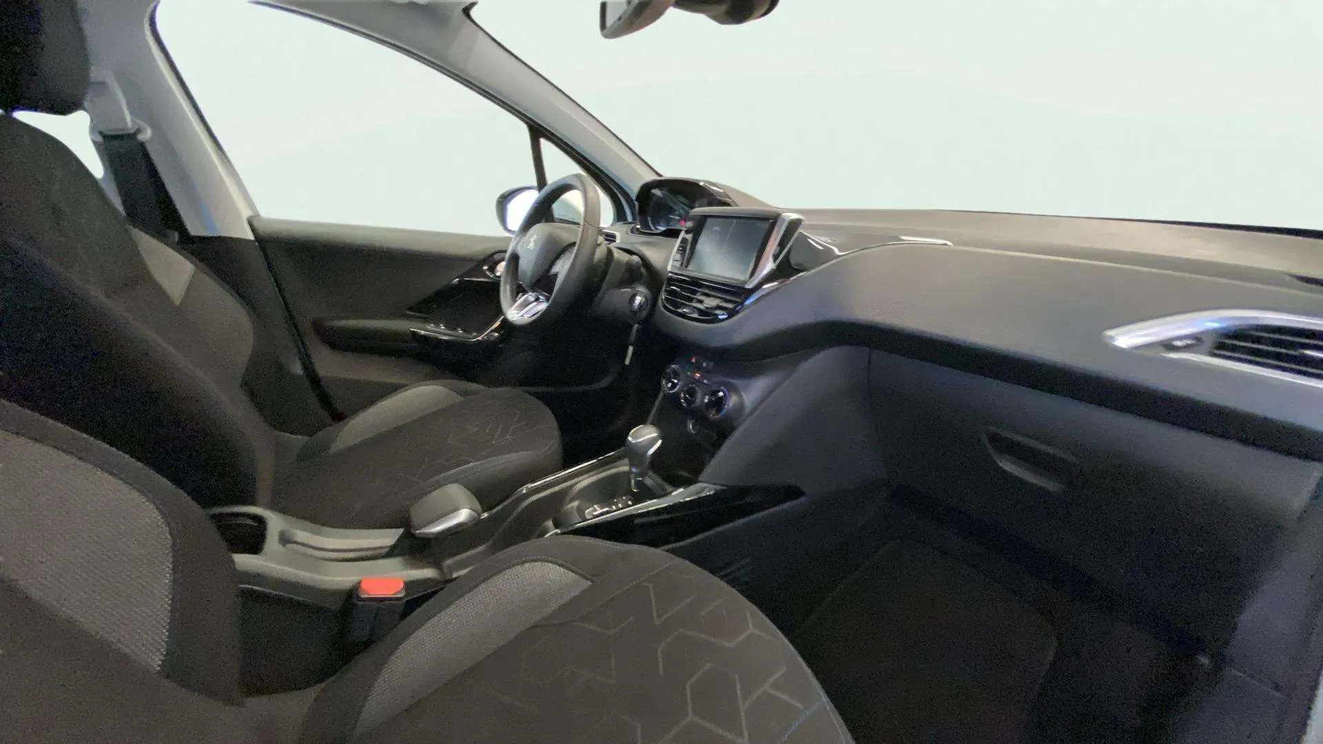 Peugeot 2008 Allure PureTech 130 EAT6 - foto 17