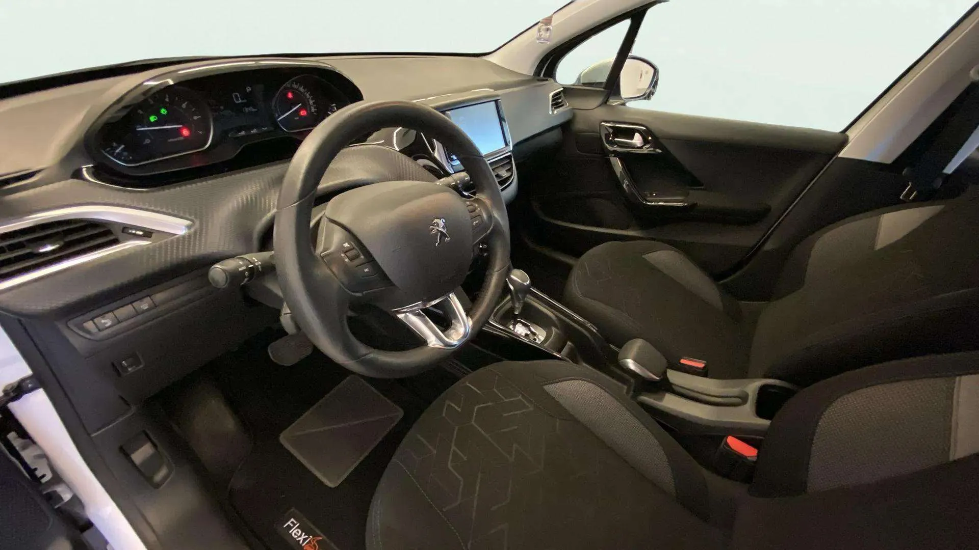 Peugeot 2008 Allure PureTech 130 EAT6 - foto 15