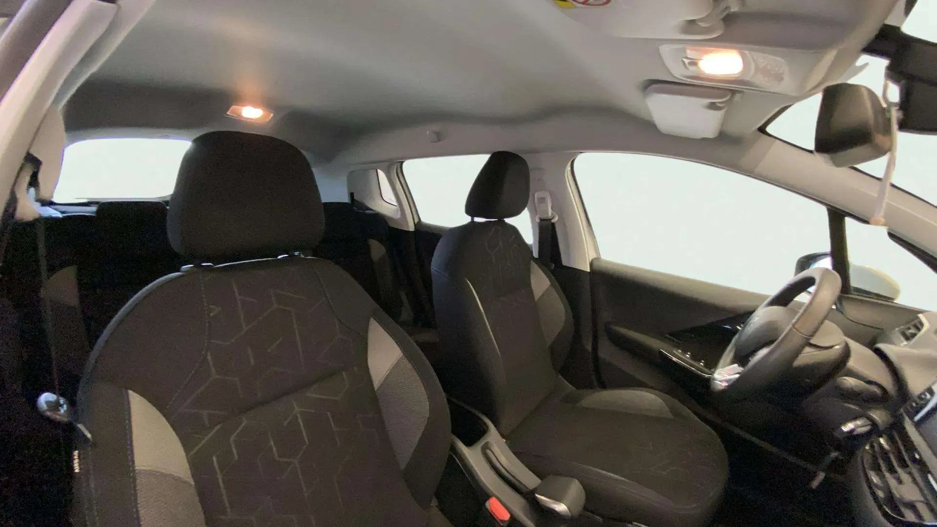 Peugeot 2008 Allure PureTech 130 EAT6 - foto 18