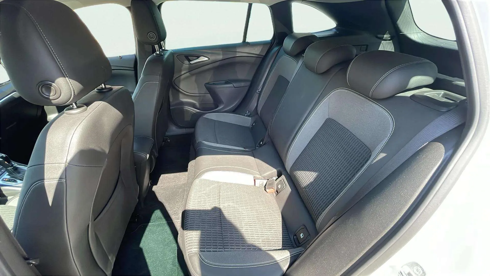 Opel Astra 1.5D DVH Elegance - foto 14