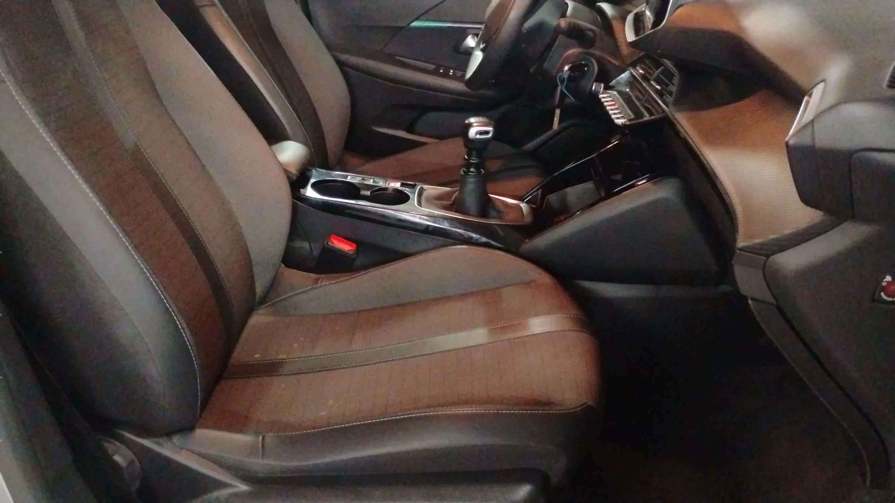 Peugeot 208 PureTech Allure - foto 12