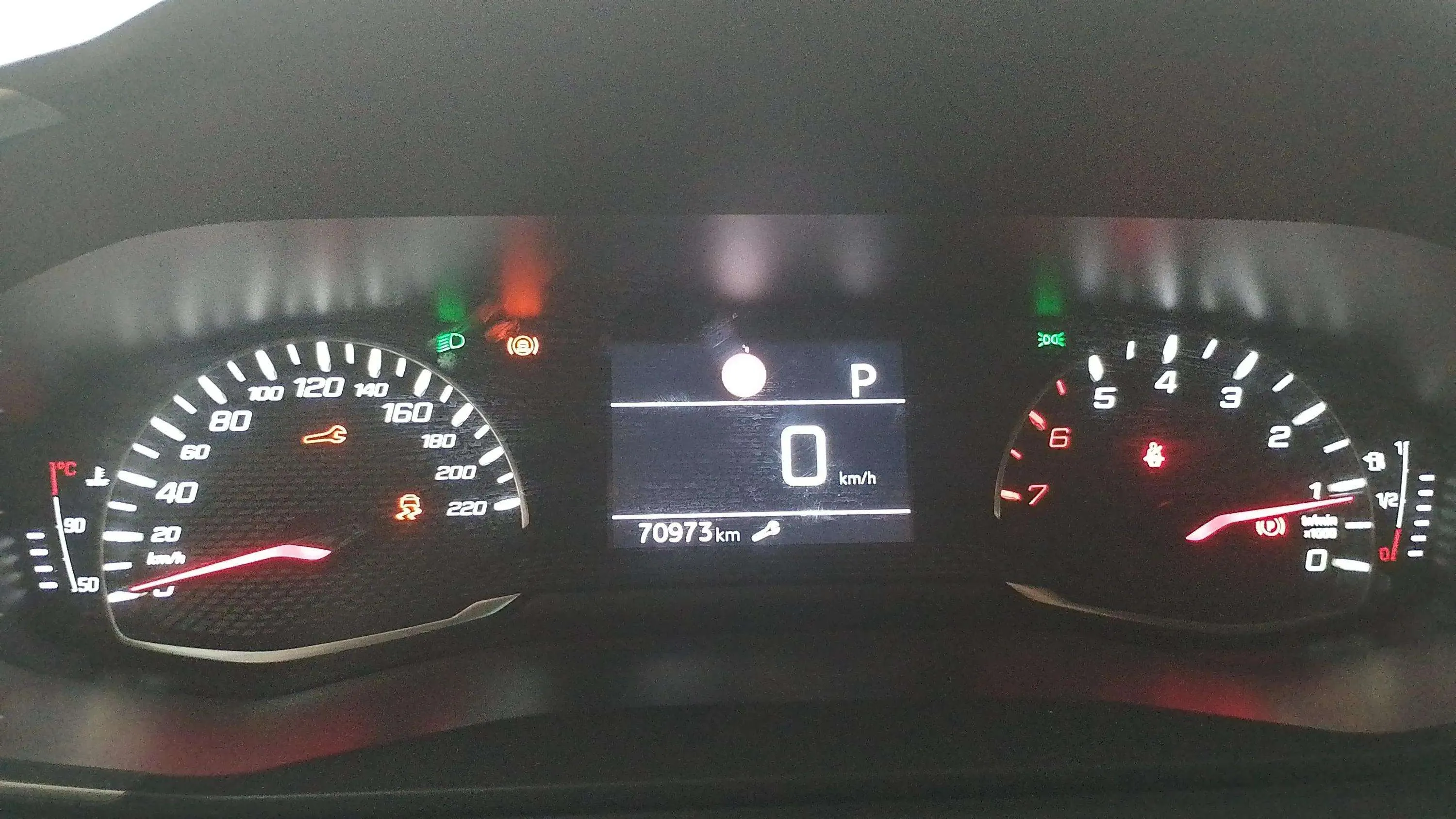 Peugeot 2008 Allure BlueHDi 130 EAT8 - foto 12