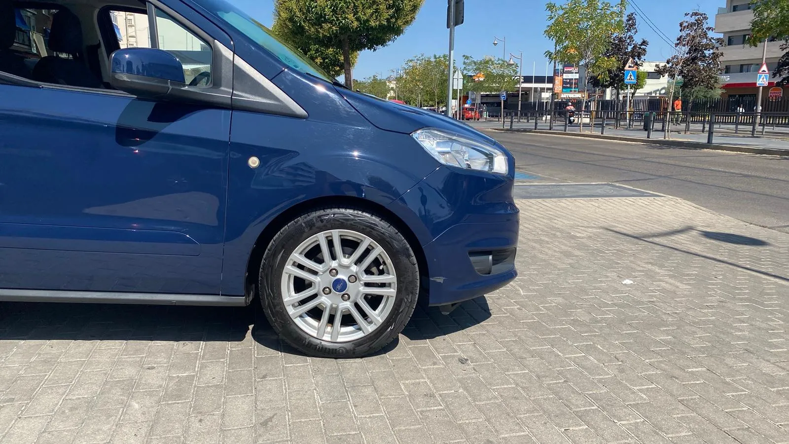Ford Tourneo Courier 1.0 EcoBoost Titanium - foto 14
