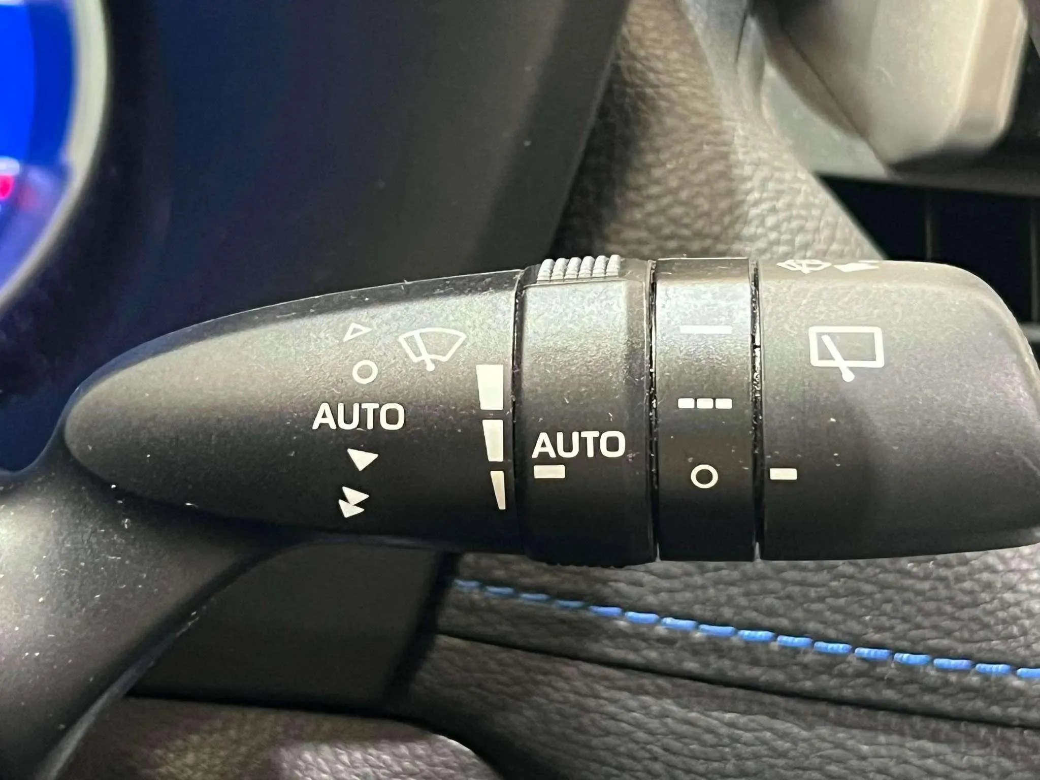 Toyota RAV4 2.5l 220H Luxury 4WD - foto 16