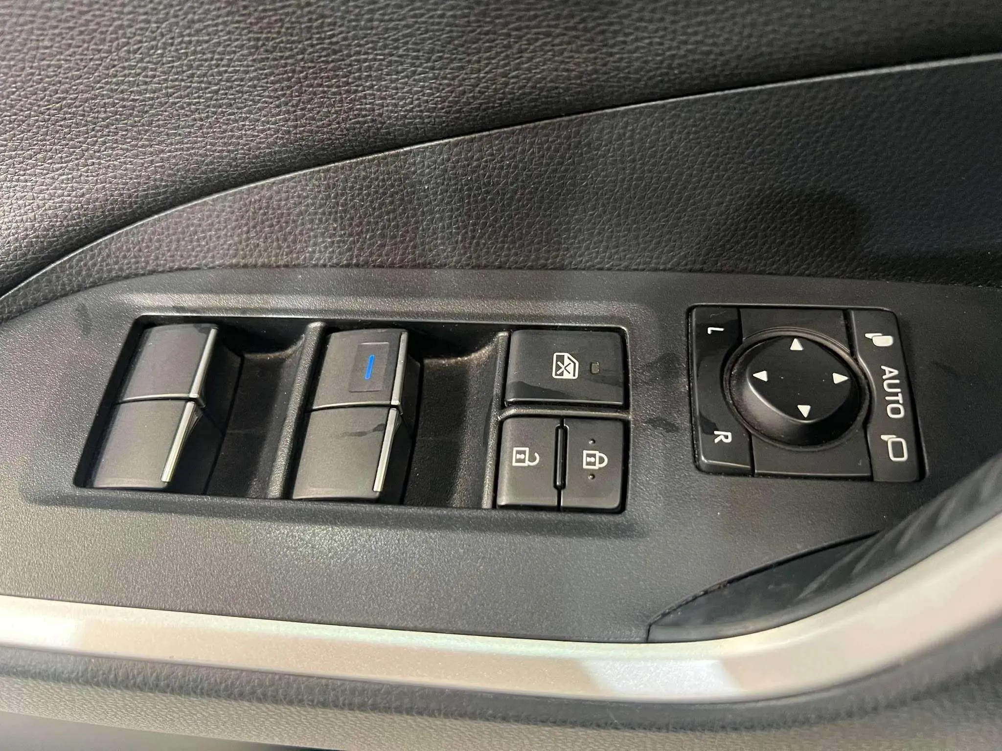Toyota RAV4 2.5l 220H Luxury 4WD - foto 21