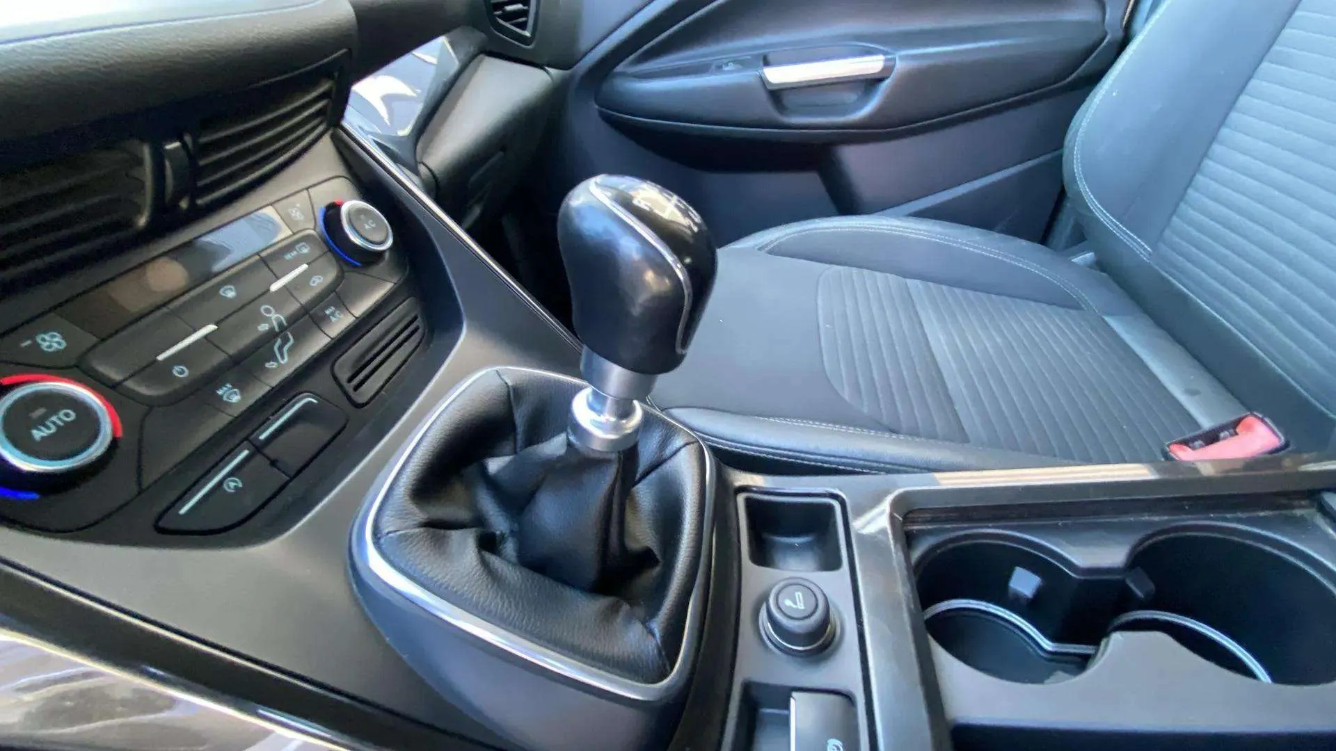 Ford Kuga 1.5 TDCi 4x2 Titanium - foto 12