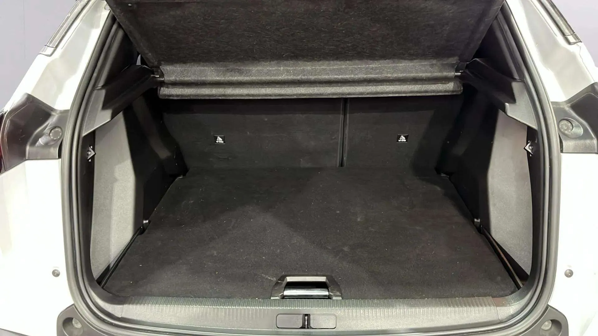 Peugeot 2008 Allure BlueHDi 130 EAT8 - foto 9