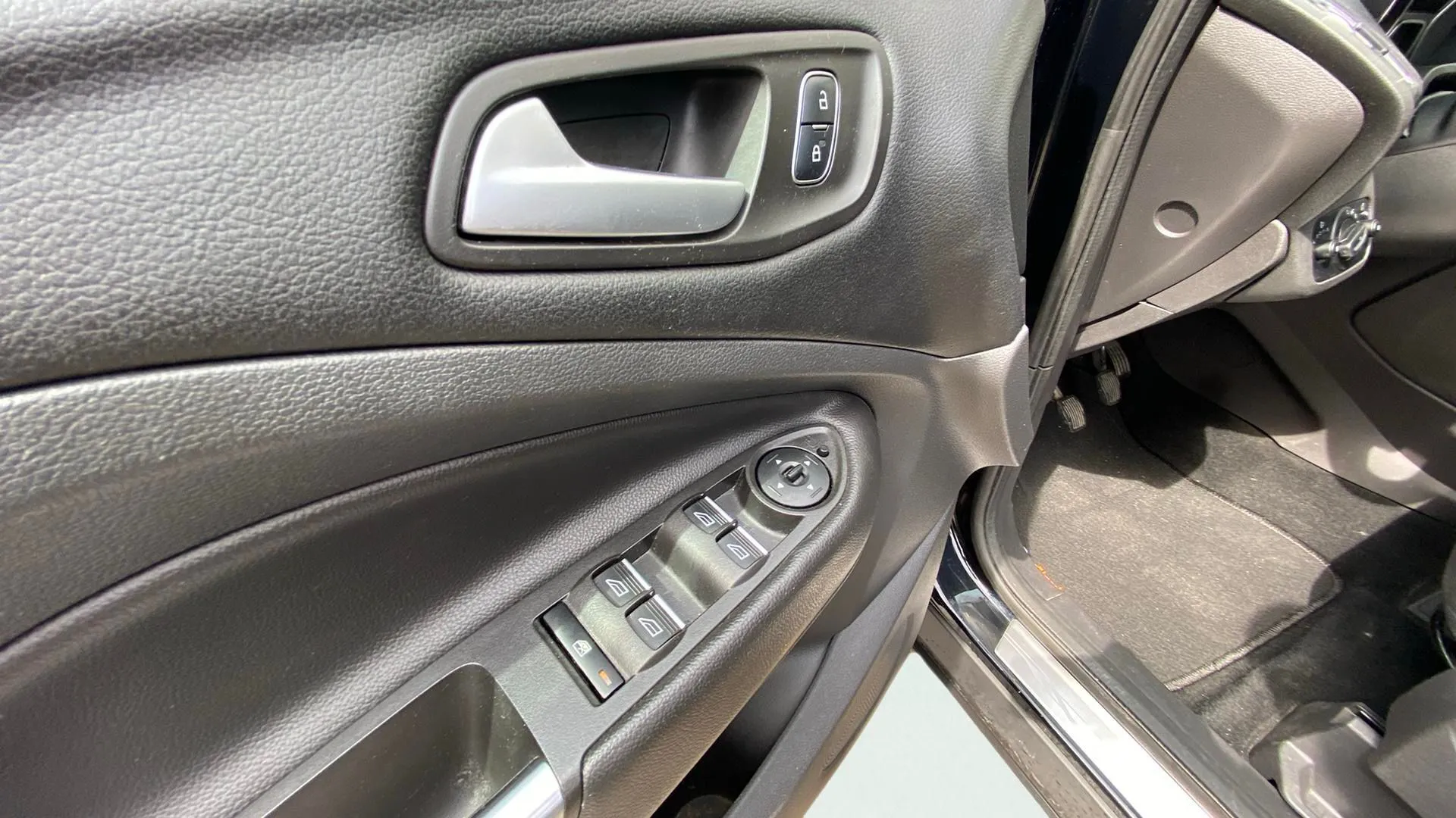 Ford Kuga 2.0 TDCi 150 4x2 A-S-S Titanium - foto 23