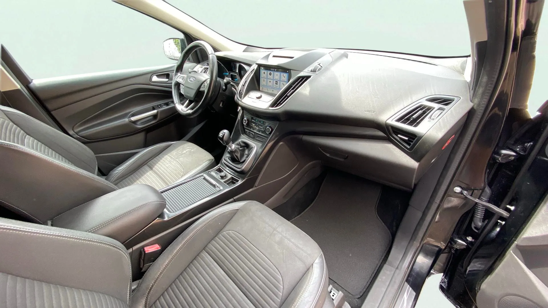 Ford Kuga 2.0 TDCi 150 4x2 A-S-S Titanium - foto 22