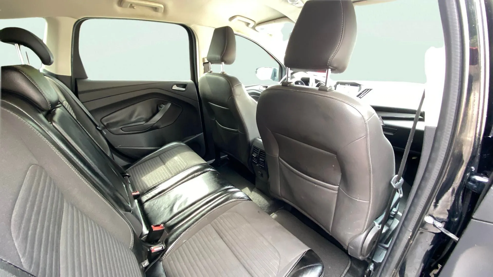 Ford Kuga 2.0 TDCi 150 4x2 A-S-S Titanium - foto 25