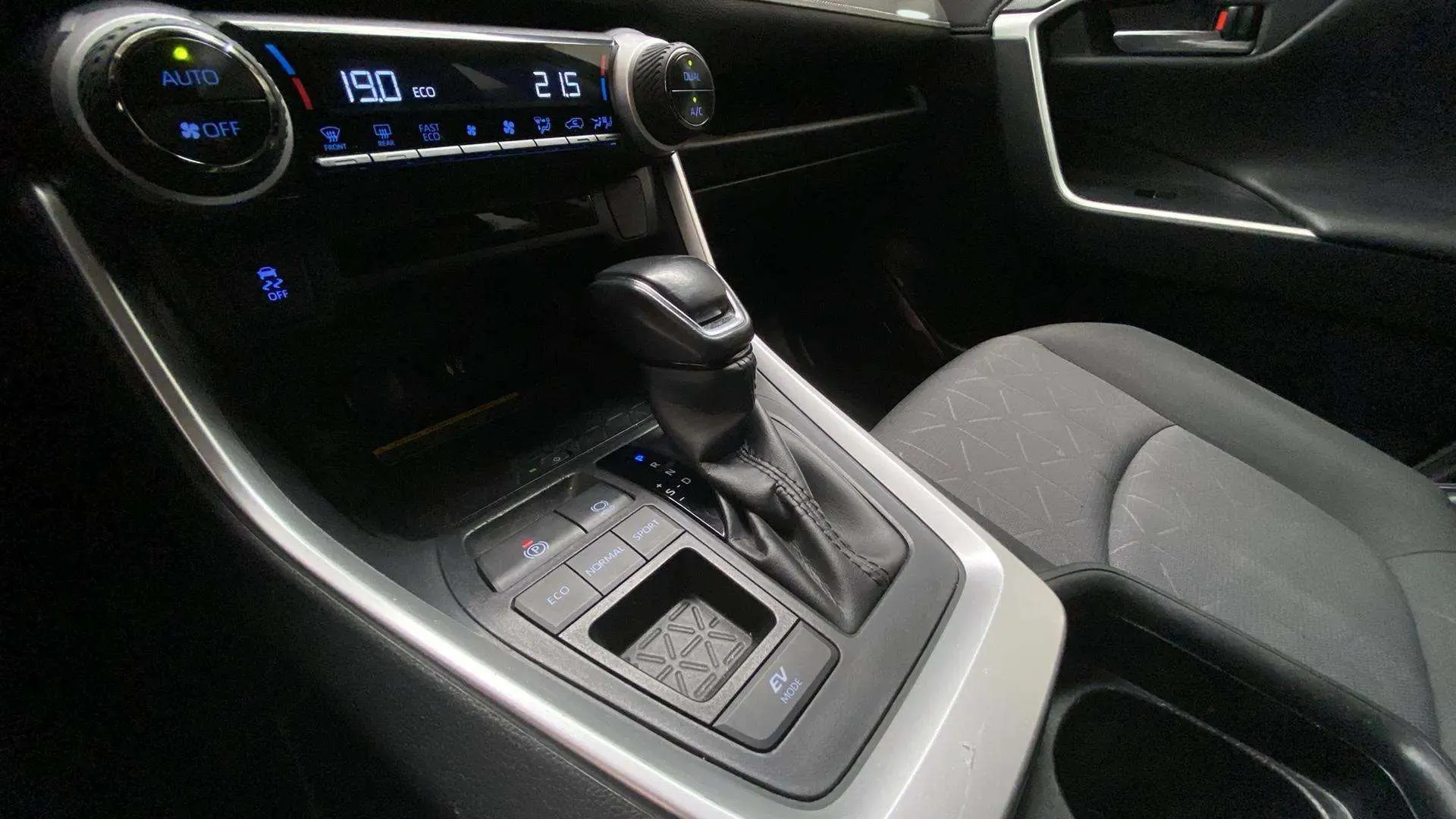 Toyota RAV4 2.5l 220H Advance - foto 20