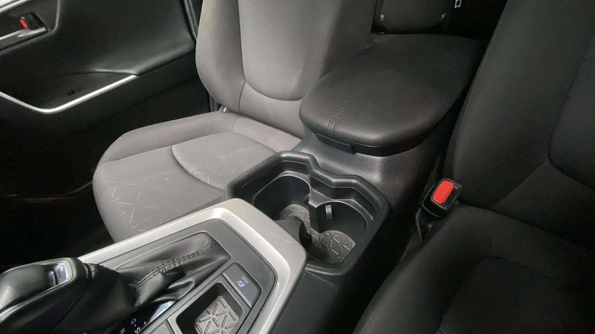 Toyota RAV4 2.5l 220H Advance - foto 23