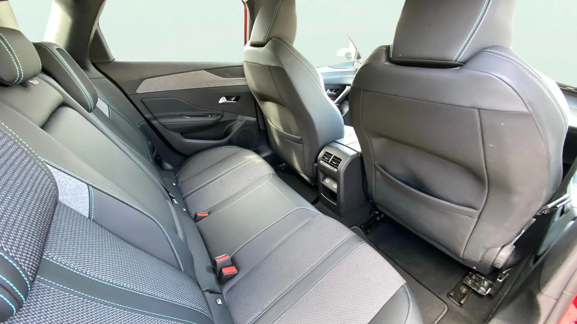 Peugeot 308 SW Allure BlueHDi 130 EAT8 - foto 23