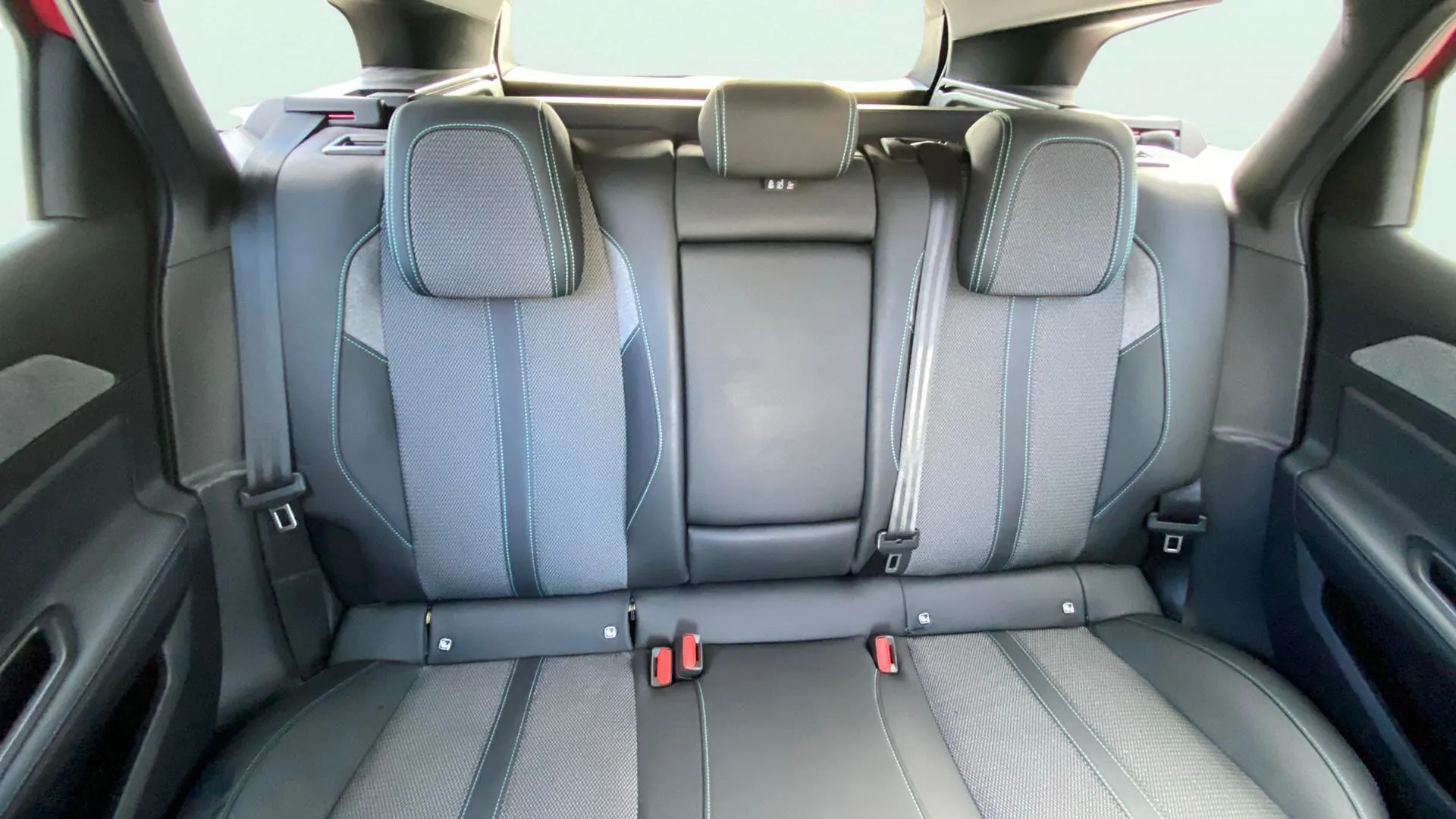 Peugeot 308 SW Allure BlueHDi 130 EAT8 - foto 22