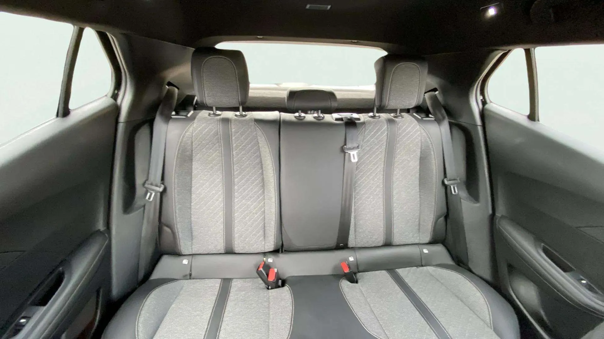 Peugeot 2008 Allure PureTech 130 EAT8 - foto 13