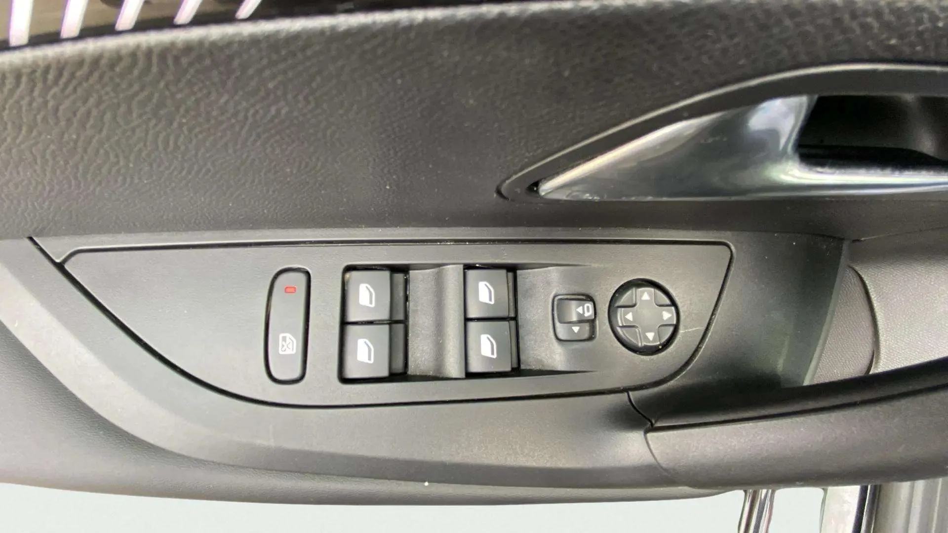 Peugeot 2008 Allure PureTech 130 EAT8 - foto 18