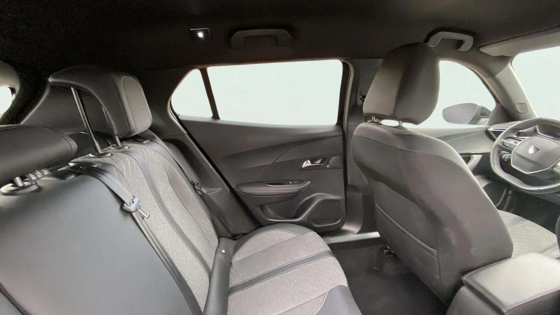 Peugeot 2008 Allure PureTech 130 EAT8 - foto 12