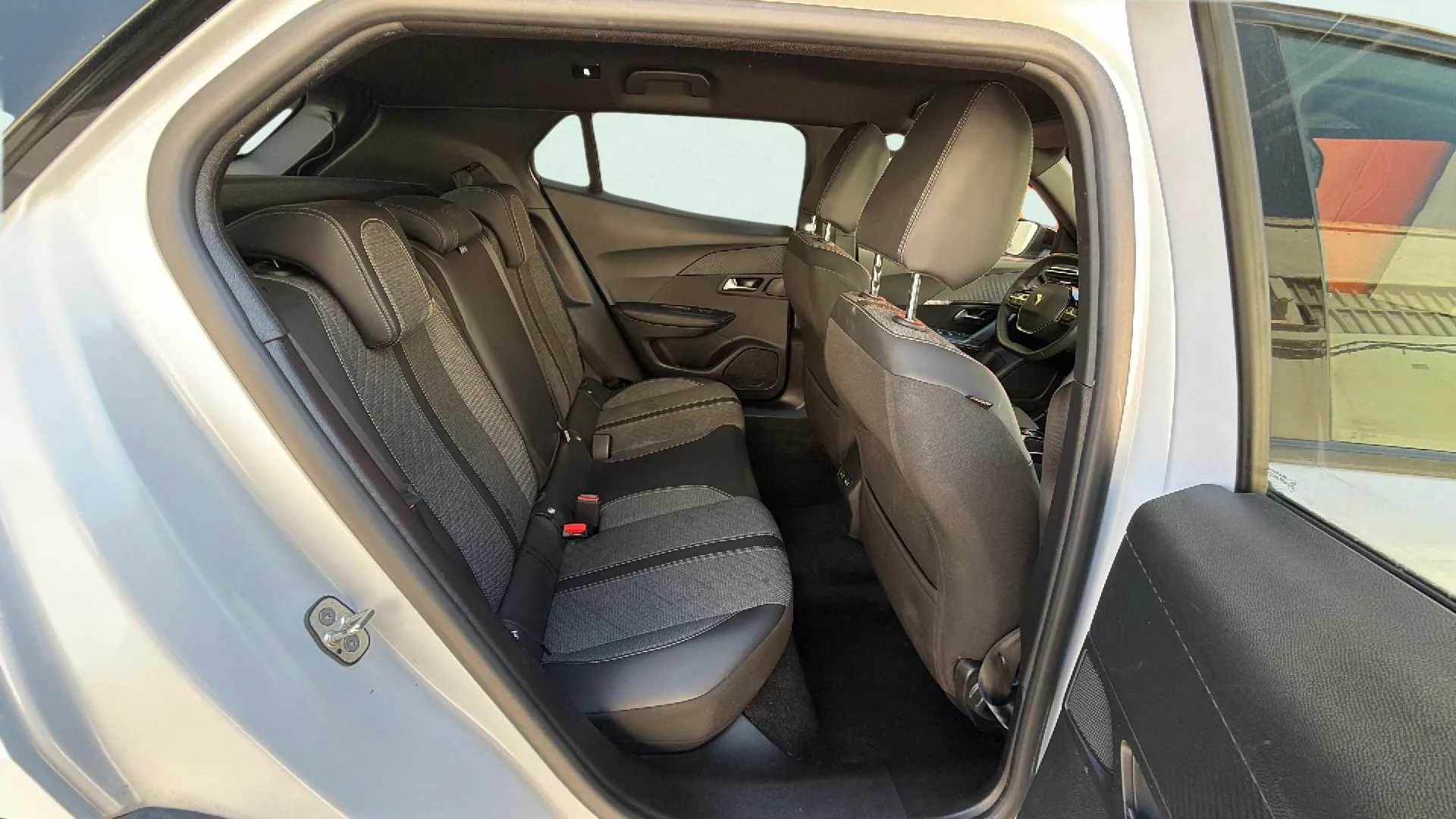 Peugeot 2008 Allure PureTech 130 EAT8 - foto 15